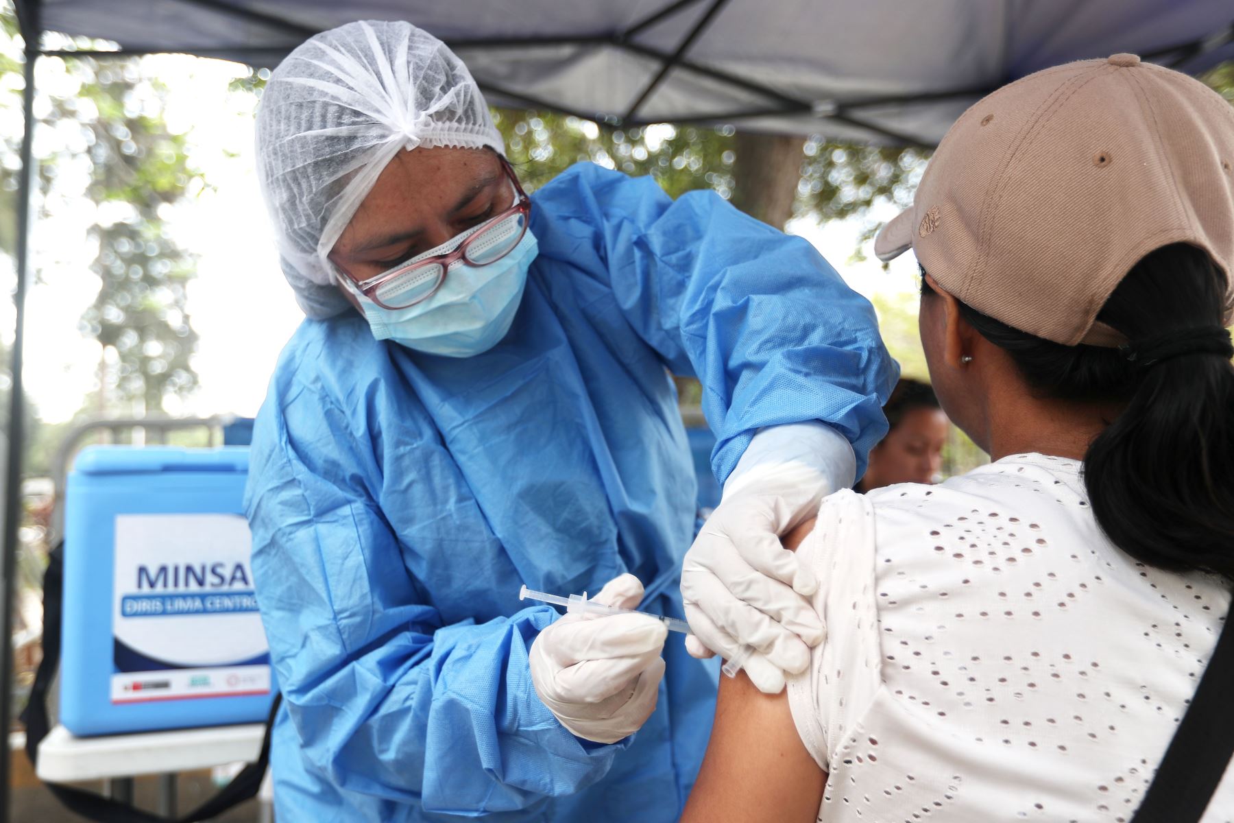 “Lo que podemos decir en el Colegio Químico Farmacéutico del Perú es que la población confíe en las vacunas que el Ministerio de Salud está colocando actualmente", señala la decana del Colegio Químico Farmacéutico. Foto: ANDINA/Ricardo Cuba.