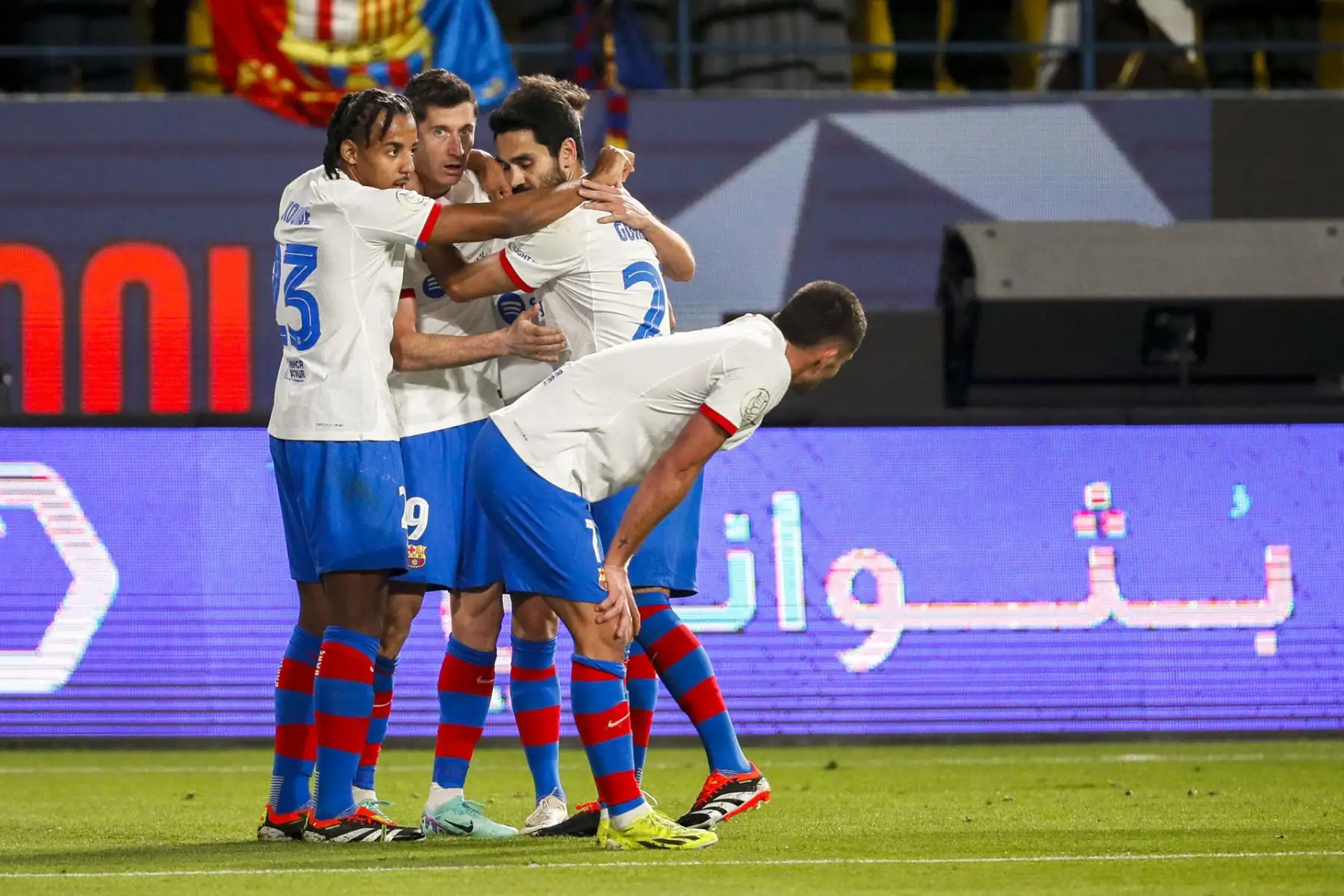 El delantero del Barcelona Robert Lewandowski celebra con sus compañeros tras marcar ante Osasuna, durante la segunda semifinal de la Supercopa de España que FC Barcelona y CA Osasuna disputan este jueves en el estadio Al-Awwal Park de Riad, en Arabia Saudí.
Foto: EFE