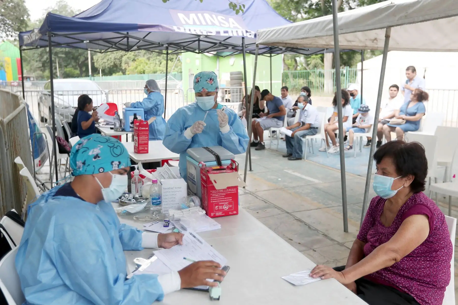El Ministerio de Salud (Minsa) emitió un comunicado sobre la vigencia de las vacunas contra el covid-19 a fin de aclarar la desinformación generada recientemente sobre su seguridad, eficacia y extensión de uso en la población.  Foto: ANDINA/Ricardo Cuba