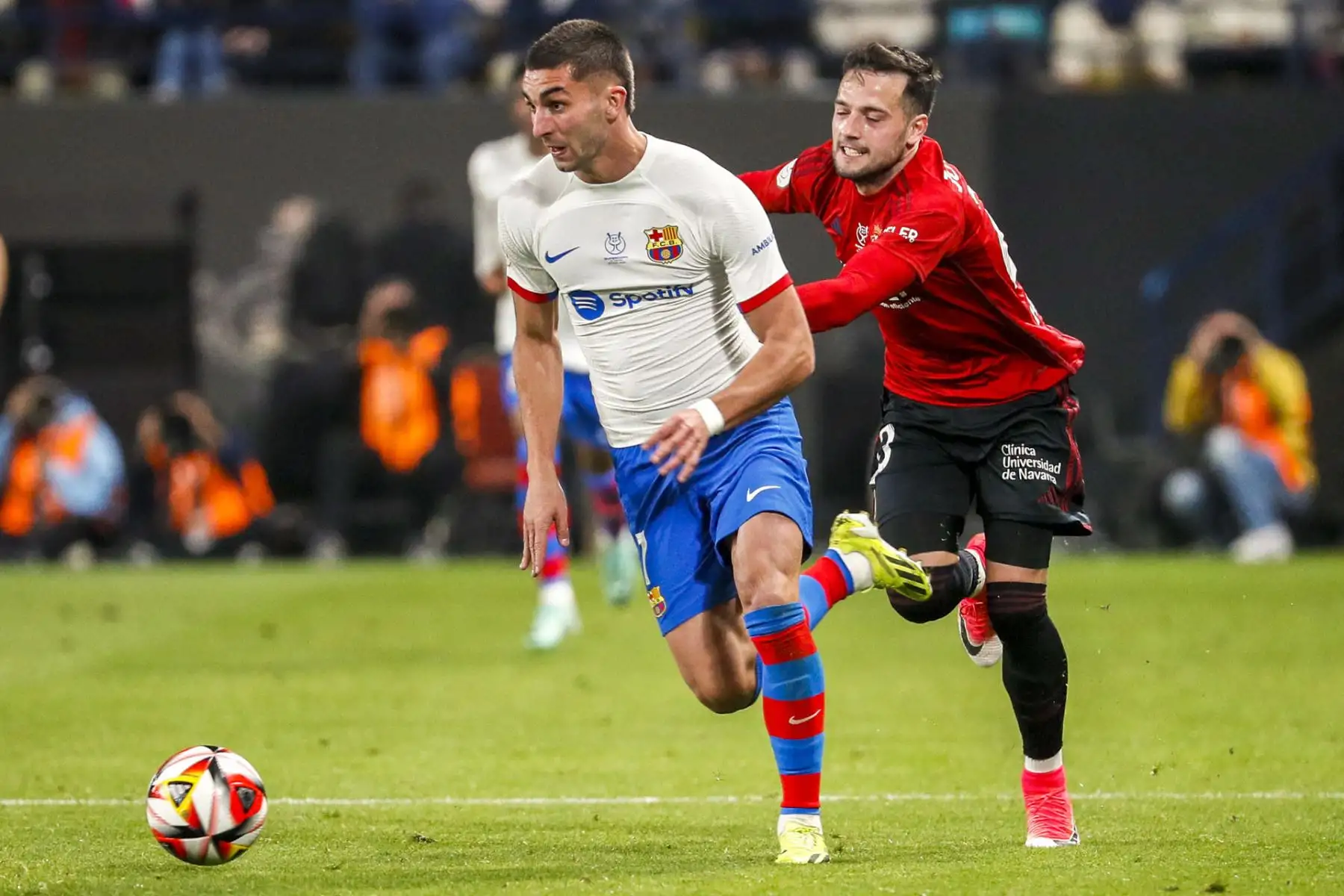 El delantero del Barcelona Ferrán Torres escapa de José Manuel Arnáiz, de Osasuna, durante la segunda semifinal de la Supercopa de España que FC Barcelona y CA Osasuna disputan este jueves en el estadio Al-Awwal Park de Riad, en Arabia Saudí.
Foto: EFE