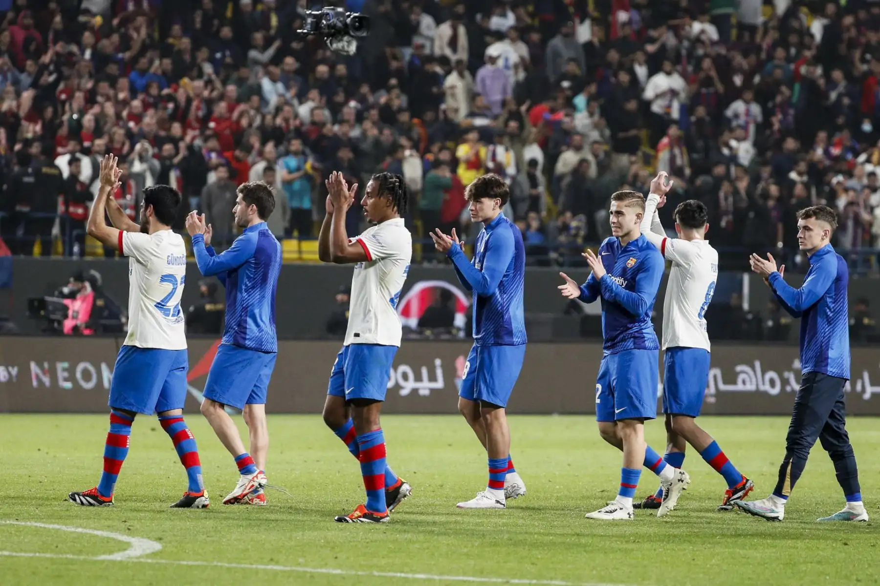 Los jugadores del Barcelona celebran al término de la segunda semifinal de la Supercopa de España que FC Barcelona y CA Osasuna han disputado este jueves en el estadio Al-Awwal Park de Riad, en Arabia Saudí.
Foto: EFE