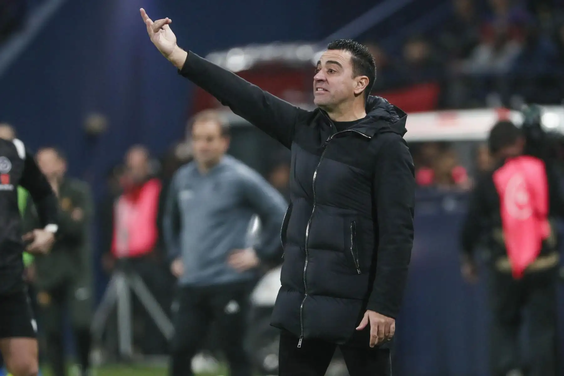 El entrenador del Barcelona, Xavi Hernández, durante la segunda semifinal de la Supercopa de España que FC Barcelona y CA Osasuna disputan este jueves en el estadio Al-Awwal Park de Riad, en Arabia Saudí. 
Foto: EFE