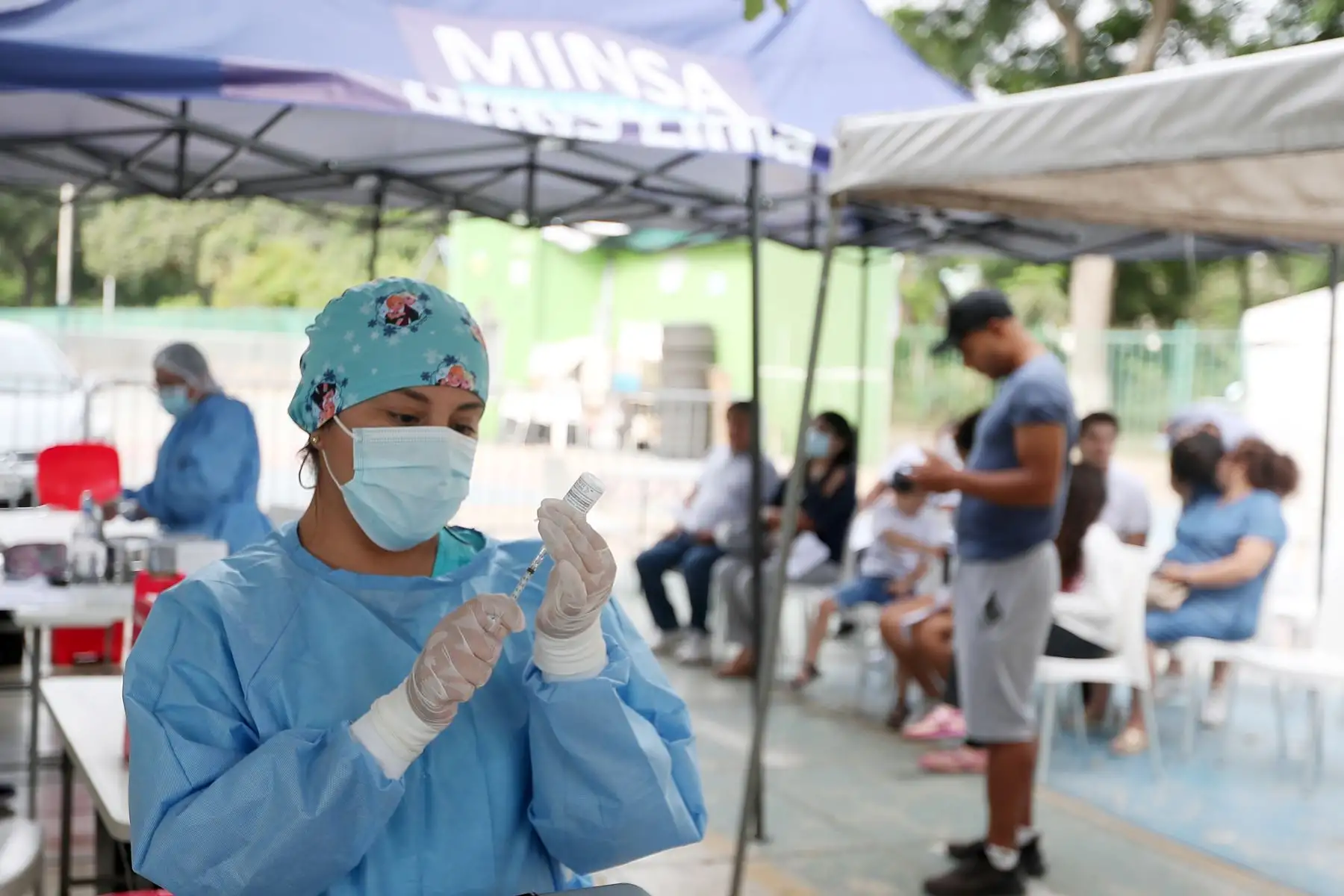 Centros de vacunación y de pruebas de despistaje de Covid-19 siguen teniendo afluencia ante el aumento de contagiados de dicho virus  Foto: ANDINA/Ricardo Cuba