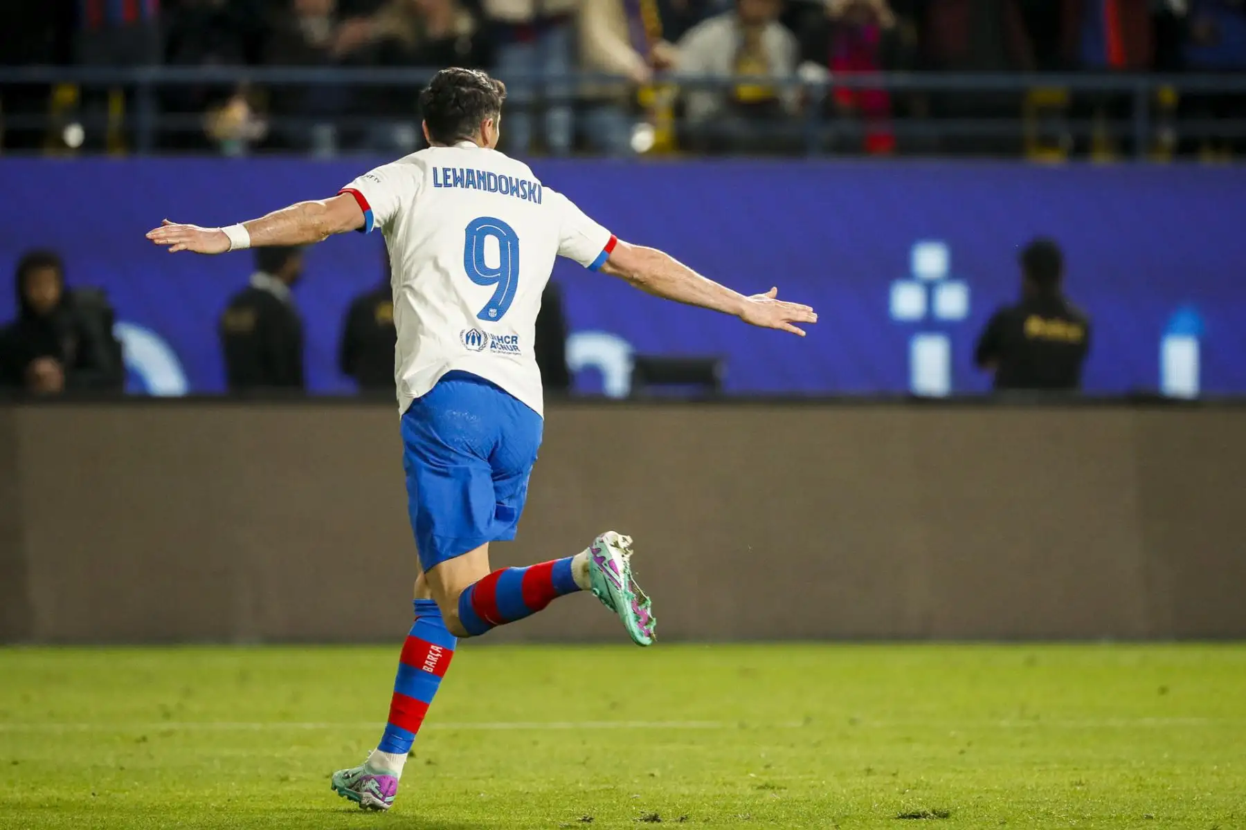 El delantero del Barcelona Robert Lewandowski celebra tras marcar ante Osasuna, durante la segunda semifinal de la Supercopa de España que FC Barcelona y CA Osasuna disputan este jueves en el estadio Al-Awwal Park de Riad, en Arabia Saudí.
Foto: EFE