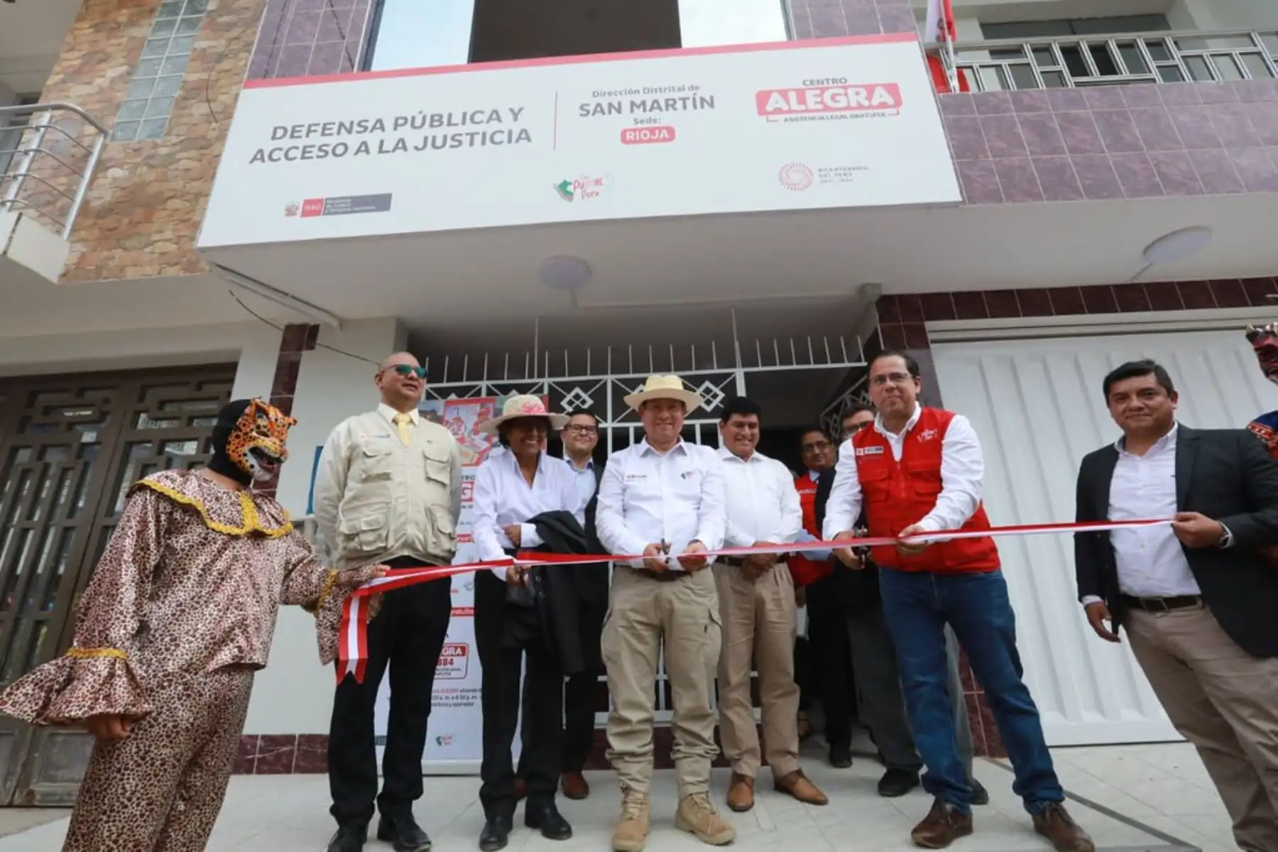 El Ministerio de Justicia y Derechos Humanos (MINJUSDH) inauguró hoy en la ciudad de Rioja, región San Martín, la nueva sede del Centro de Asistencia Legal Gratuita – ALEGRA y del Centro de Conciliación Extrajudicial “Félix de la Rosa Reátegui y Gaviria”, que cuenta con moderna infraestructura y equipamiento que permitirá brindar atención integral en materia de asistencia legal a más de 135 mil pobladores de esta provincia.
Foto: ANDINA/MINJUSDH