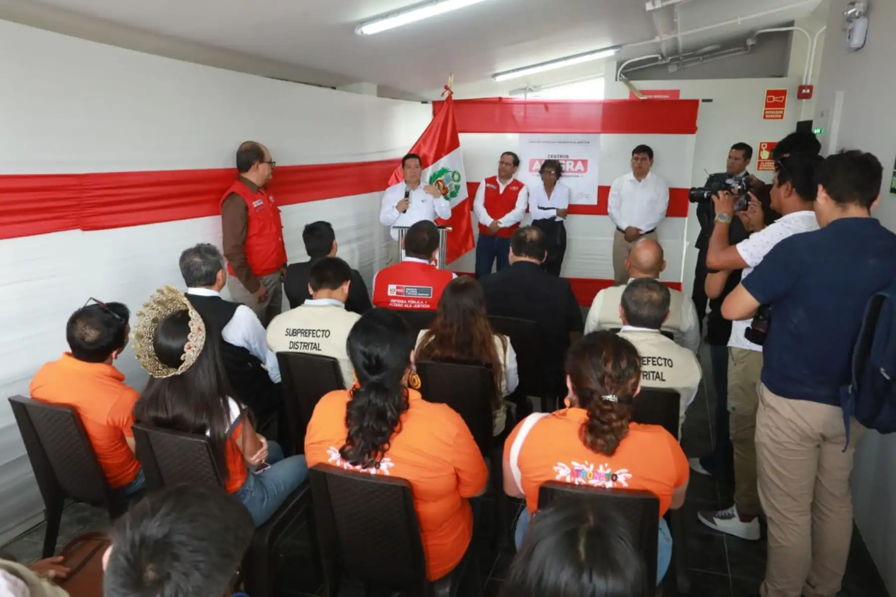 En la inauguración participó el titular del sector, Eduardo Arana Ysa, quien destacó la importancia de la nueva sede y resaltó la presencia de representantes de diferentes sectores del Estado en este acto, que representa un gran paso en beneficio de la población.
Foto: ANDINA/MINJUSDH
