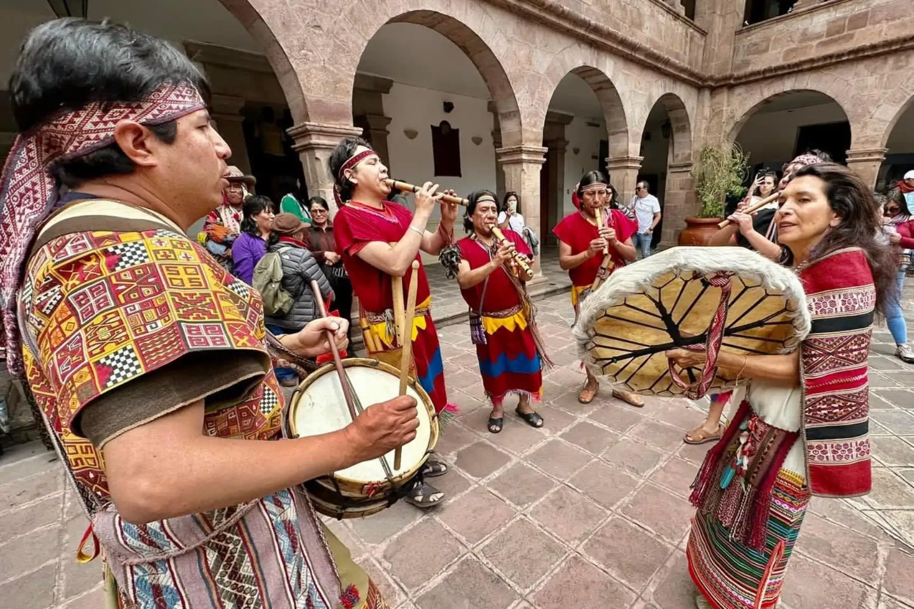 La escenificación del Inti Raymi tiene tres actos cada 24 de junio: la primera es en el templo inca del Koricancha; la segunda, en la plaza de Armas (el encuentro de dos mundos) y la tercera, en la explanada del parque arqueológico de Sacsayhuamán, adonde acuden más de 3,500 turistas a las butacas instaladas y más de 50,000 cusqueños aprecian el espectáculo desde zonas cercanas.
Foto: ANDINA/Percy Hurtado