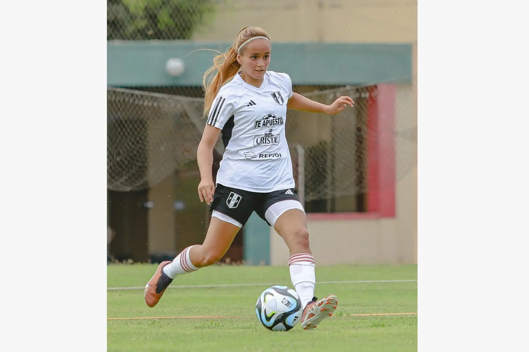 La Bicolor Femenina inició sus trabajos deportivos; y es que del 10 al 19 de enero, la categoría SUB20 realizará el primer microciclo de año, en el Complejo Deportivo de La Videnita de Chincha.
Foto:FPF
