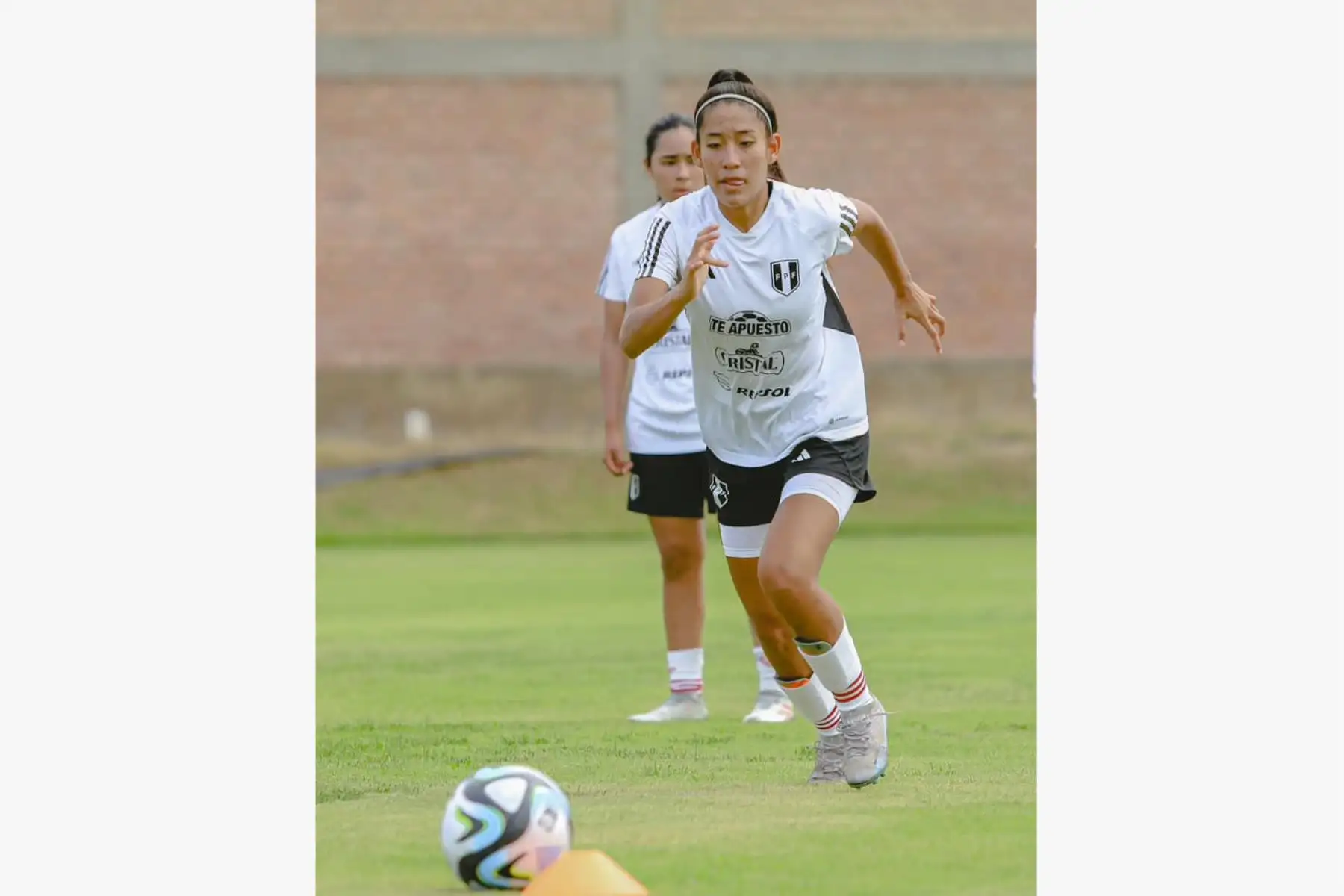Este jueves 11, en horas de la mañana, el grupo realizó su primer entrenamiento en campo. Los trabajos físicos fueron dirigidos por el profesor Héctor Velásquez; y posteriormente los técnicos - tácticos por la estratega Ucella y su comando técnico. Para este microciclo está planificado dos partidos de práctica, uno frente a un equipo masculino de la ciudad y uno frente a Universitario de Deportes en Lima. Foto: FPF