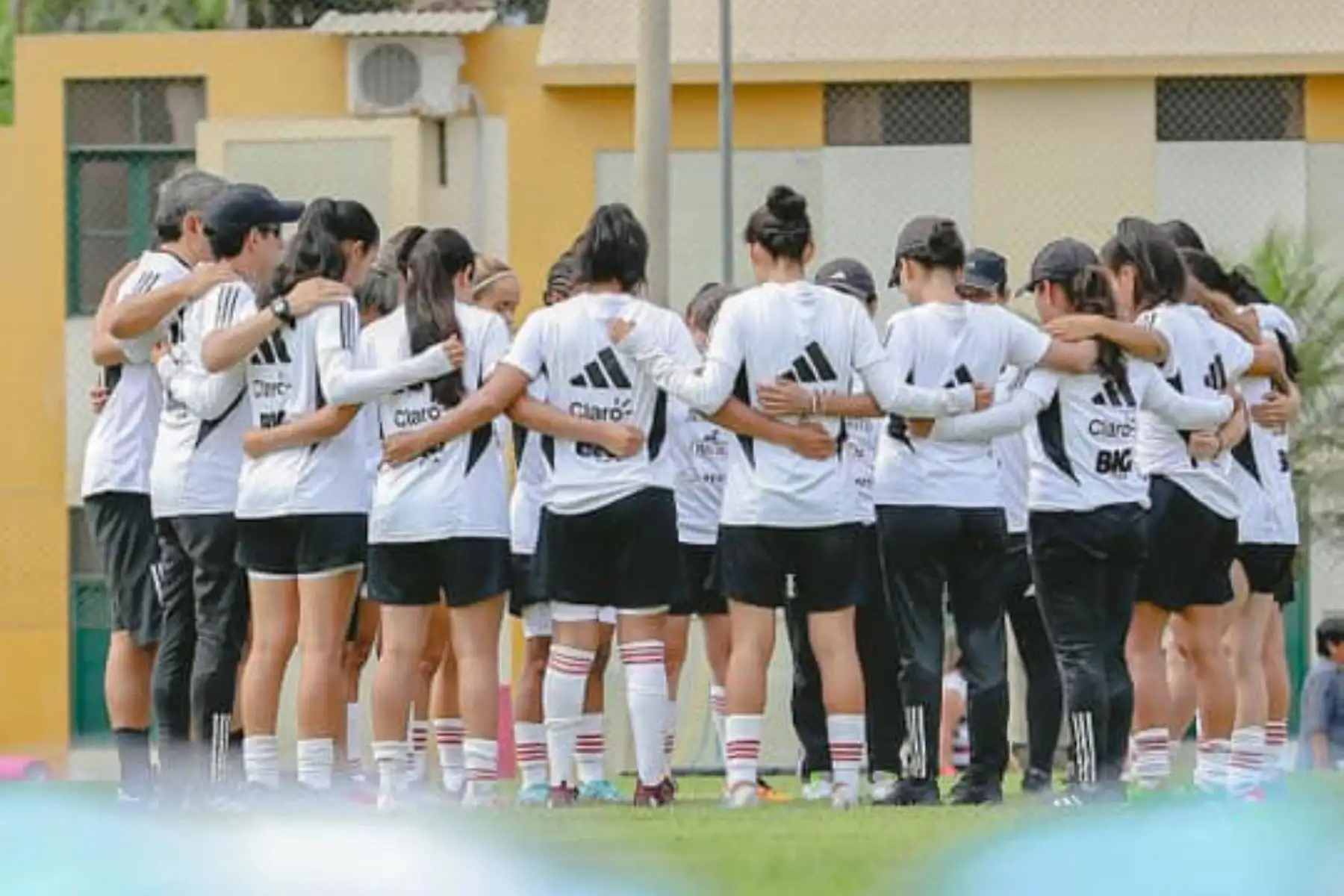 El equipo dirigido por la brasileña Jaqueline Ucella, inició sus trabajos - desde muy temprano - el miércoles 10 de enero, en la Videna de San Luis. Las juveniles realizaron una rutina de ejercicios en el gimnasio; y por la tarde partieron rumbo a Chincha - Ica, donde concentrarán durante una semana.Foto: FPF