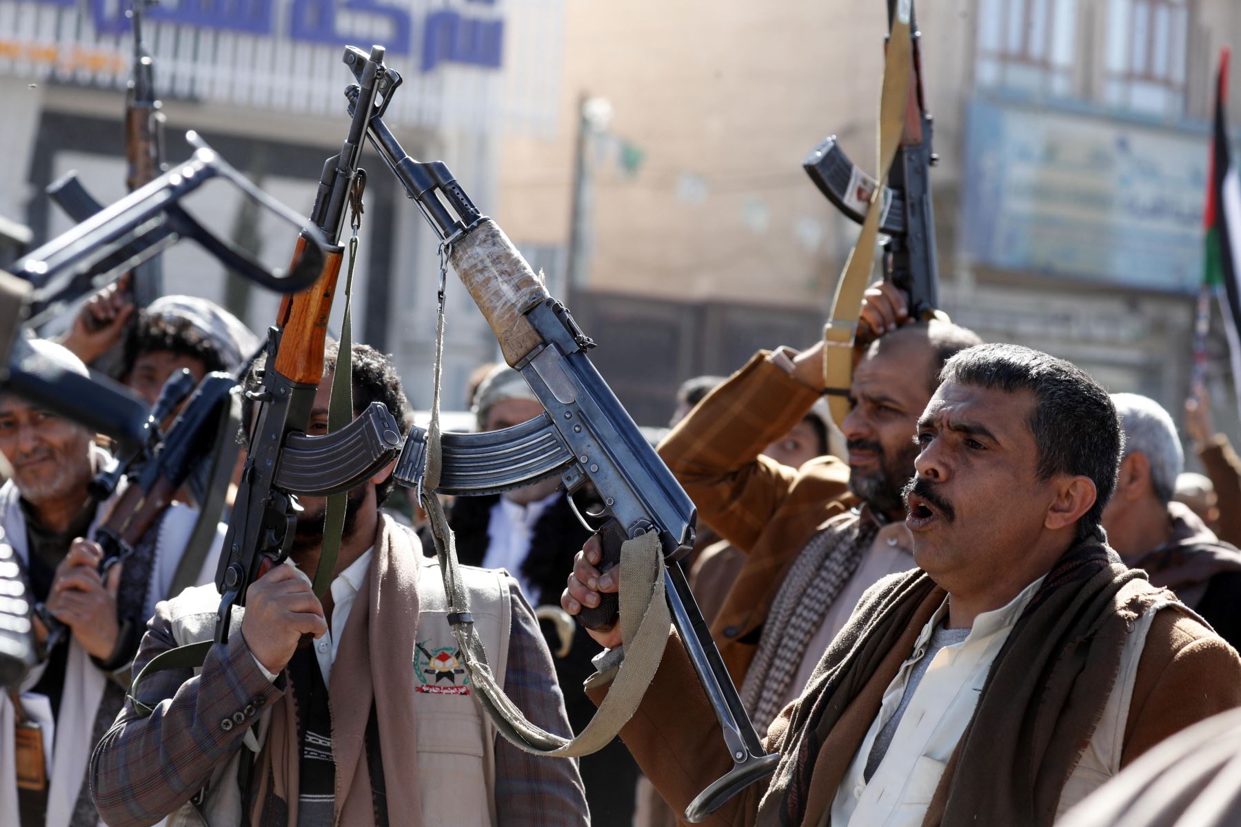Miembros recién reclutados del ejército popular de los hutíes levantan sus armas durante una reunión al final de un entrenamiento militar, en Saná, Yemen, el 11 de enero de 2024. Foto: EFE.