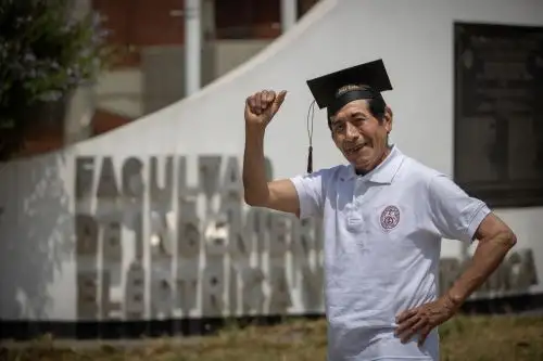 A sus 76 años, Porfirio Arias acuña se graduó de ingeniero electrónico de la UNI. Ahora tiene nuevas metas que emprender y asegura "esto aún no se ha acabado". Fotos: ANDINA/Andrés Valle