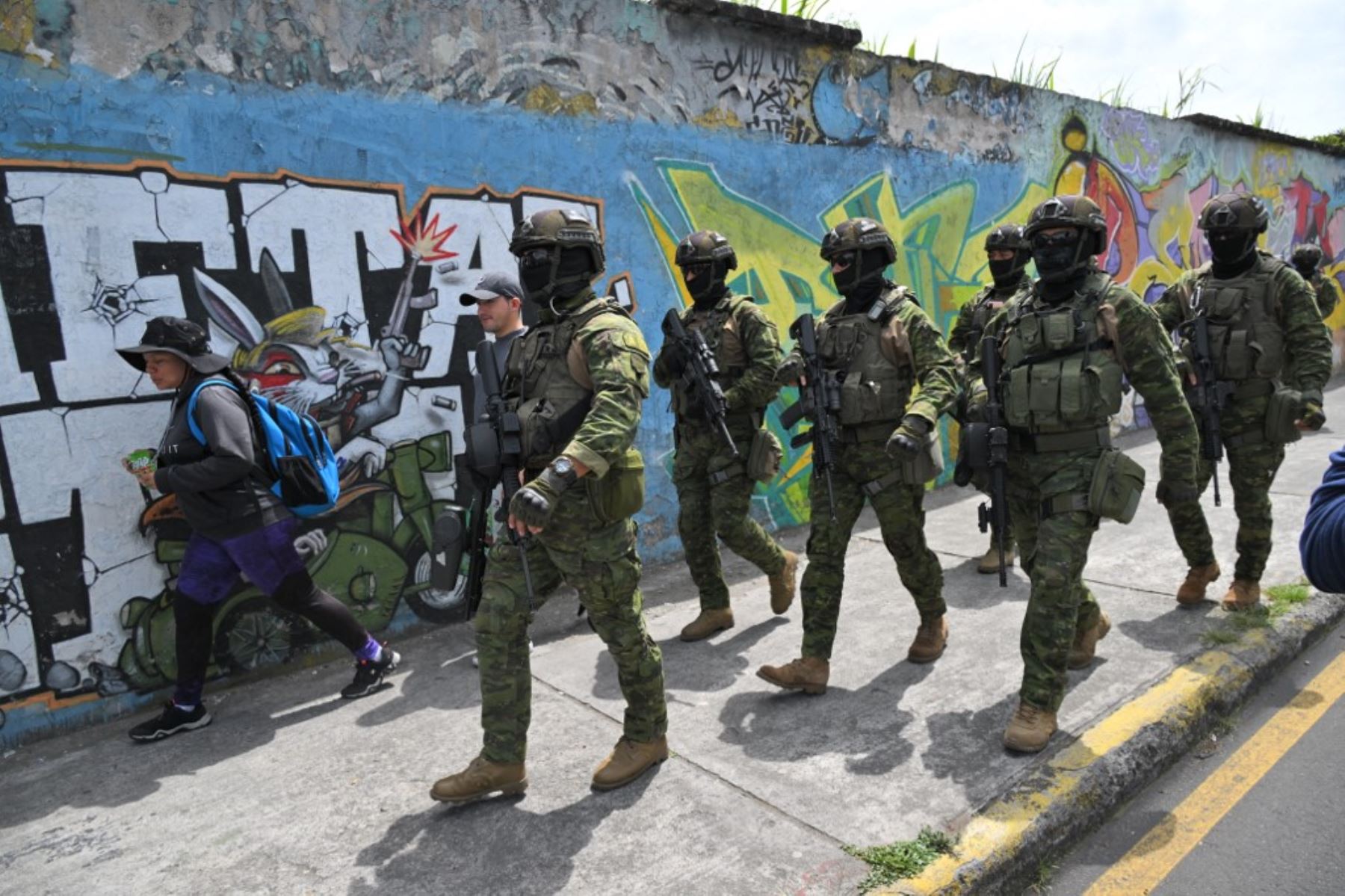 Miembros de las Fuerzas de Élite del Ejército patrullan las calles de Carapungo, un barrio popular en el norte de Quito. Ecuador seguirá en estado de emergencia. Foto: AFP​/Archivo