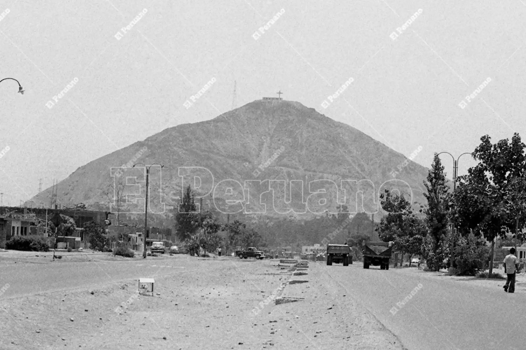 Lima - 12 enero 1977 / Vista del Cerro San Cristóbal desde la avenida Los Próceres en San Juan de Lurigancho.  Foto: Archivo Histórico de El Peruano / Víctor Palomino