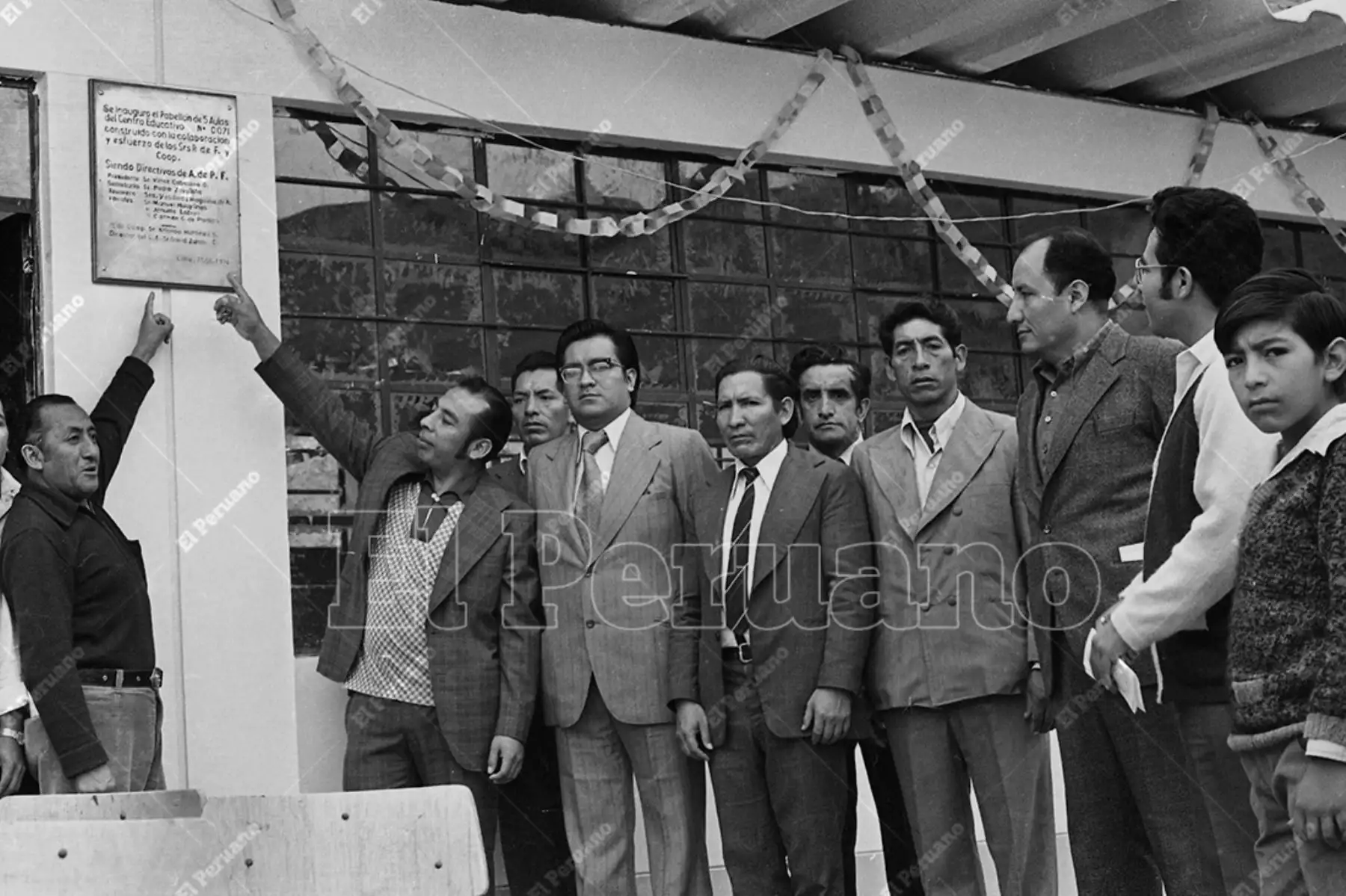 Lima - 27 junio 1976 / Inauguración de cinco aulas del Centro Educativo N°  071 de Las Flores.  Foto: Archivo Histórico de El Peruano / Virgilio Molero