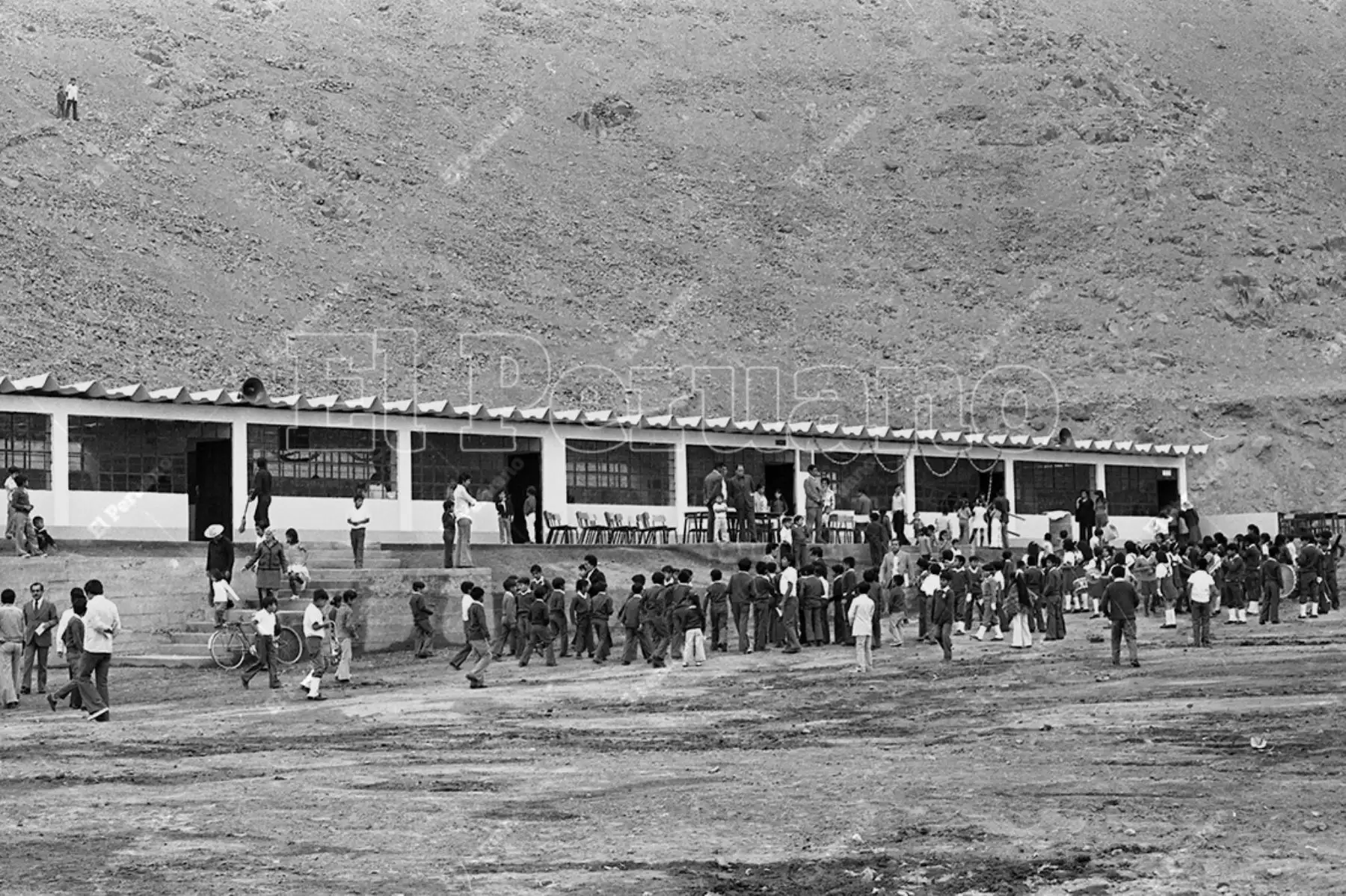 Lima - 27 junio 1976 / Inauguración de cinco aulas del Centro Educativo N°  071 de Las Flores.  Foto: Archivo Histórico de El Peruano / Virgilio Molero
