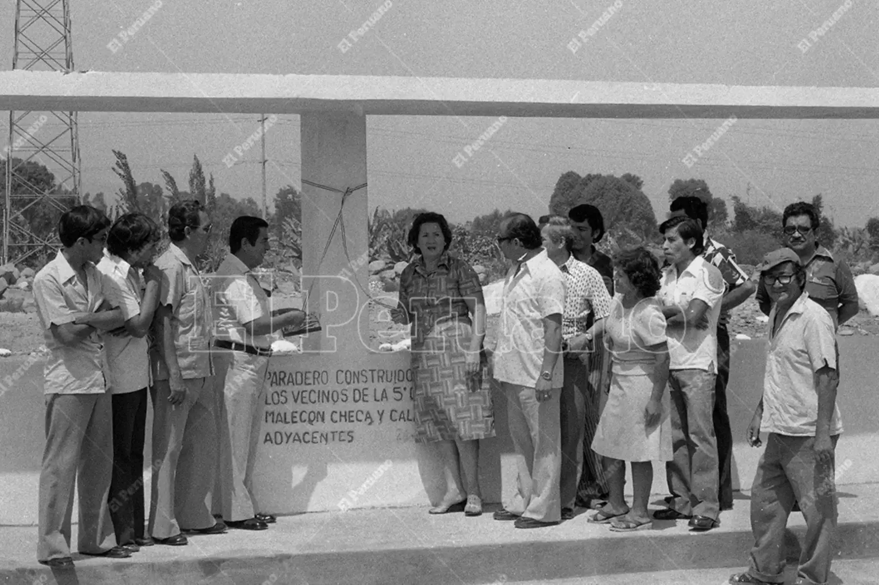 Lima - 26 abril 1980 / Inauguración de paradero en el Malecón Checa en Zárate en el distrito de San Juan de Lurigancho.  Foto: Archivo Histórico de El Peruano / Bernabé Wong