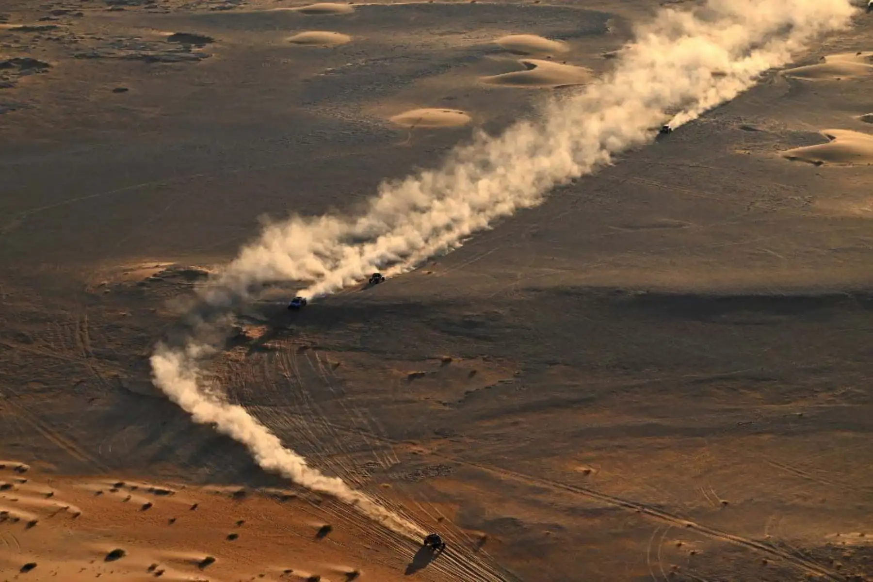 Los autos compiten en las dunas  entre Al Hofuf y Shubaytah, Arabia Saudita, como parte del rally Dakar. Foto: AFP