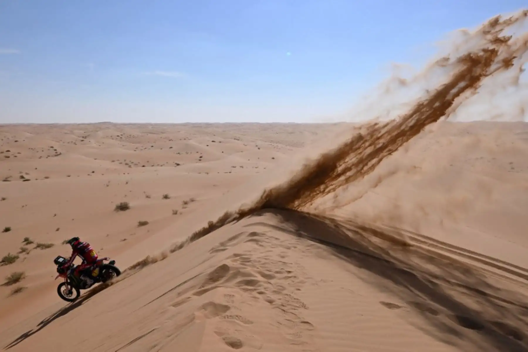 El motociclista chileno del Monster Energy Honda Team, Pablo Quintanilla, compite entre Al Hofuf y Shubaytah. Foto: AFP