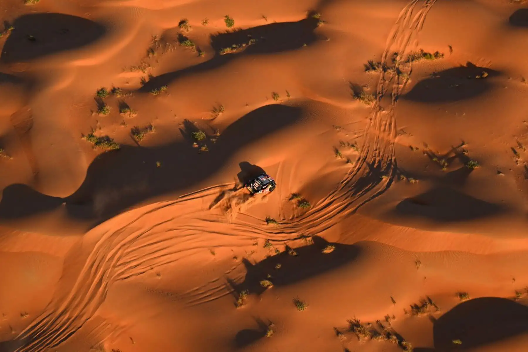 El piloto estadounidense del equipo Toyota Gazoo Racing, Seth Quintero, y su copiloto alemán, Dennis Zenz, conducen su coche en las dunas, entre Shubaytah y Shubaytah, Arabia Saudita. Foto: AFP