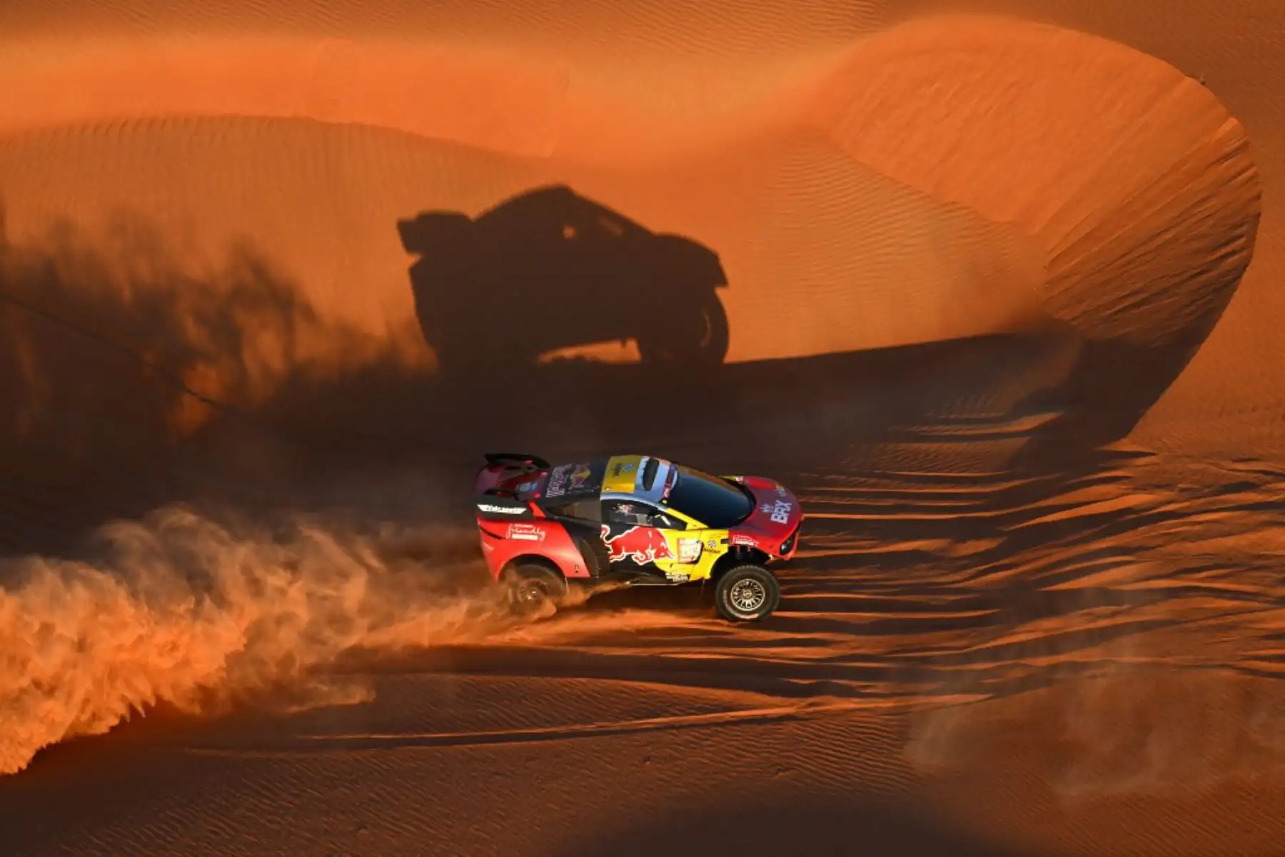 El piloto francés de Bahrain Raid Xtreme, Sebastien Loeb, y el copiloto belga, Fabian Lurquin, conducen su coche en las dunas, como parte del rally Dakar 2024. Foto: AFP