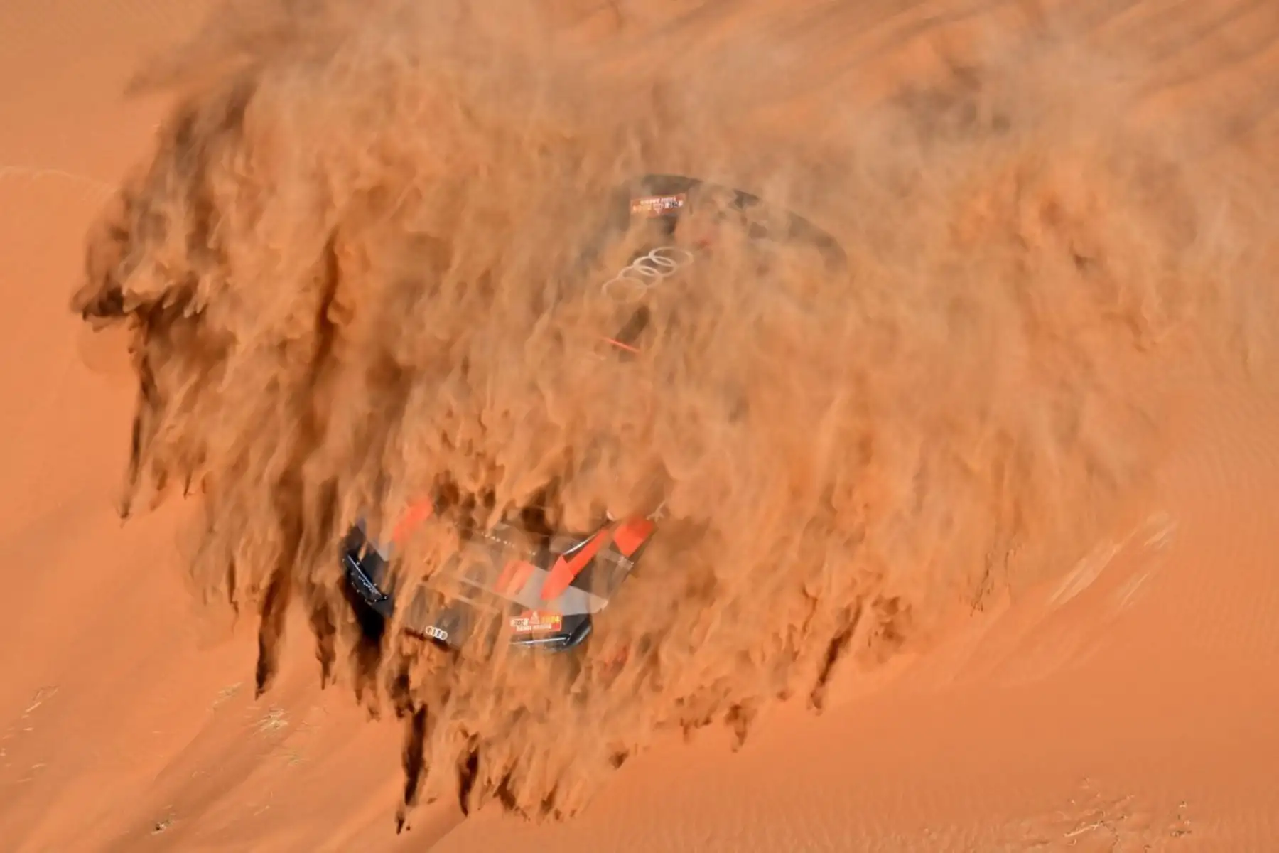 El piloto español del equipo Audi Sport, Carlos Sainz, y su copiloto español, Lucas Cruz, conducen su coche entre Shubaytah y Shubaytah, Arabia Saudita. Foto: AFP