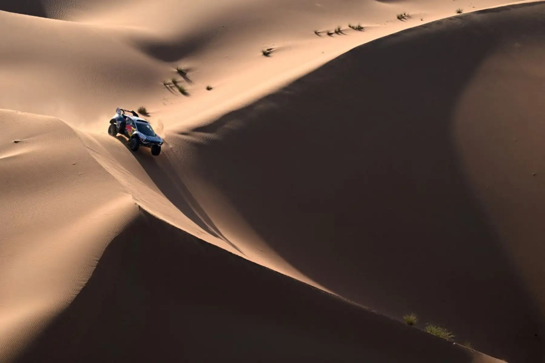 El piloto qatarí del Team Nasser Racing, conduce su coche en las dunas, entre Shubaytah y Shubaytah, Arabia Saudita. Foto: AFP