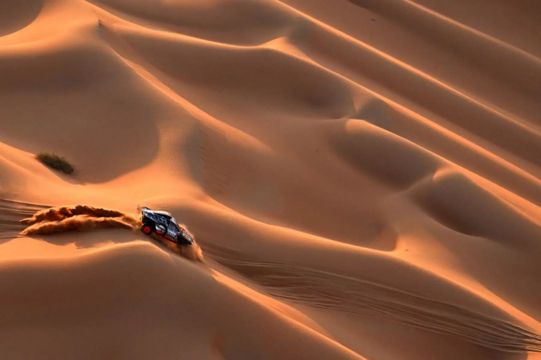 El piloto español del equipo Audi Sport, conduce su coche en las dunas entre Shubaytah y Shubaytah. Foto: AFP