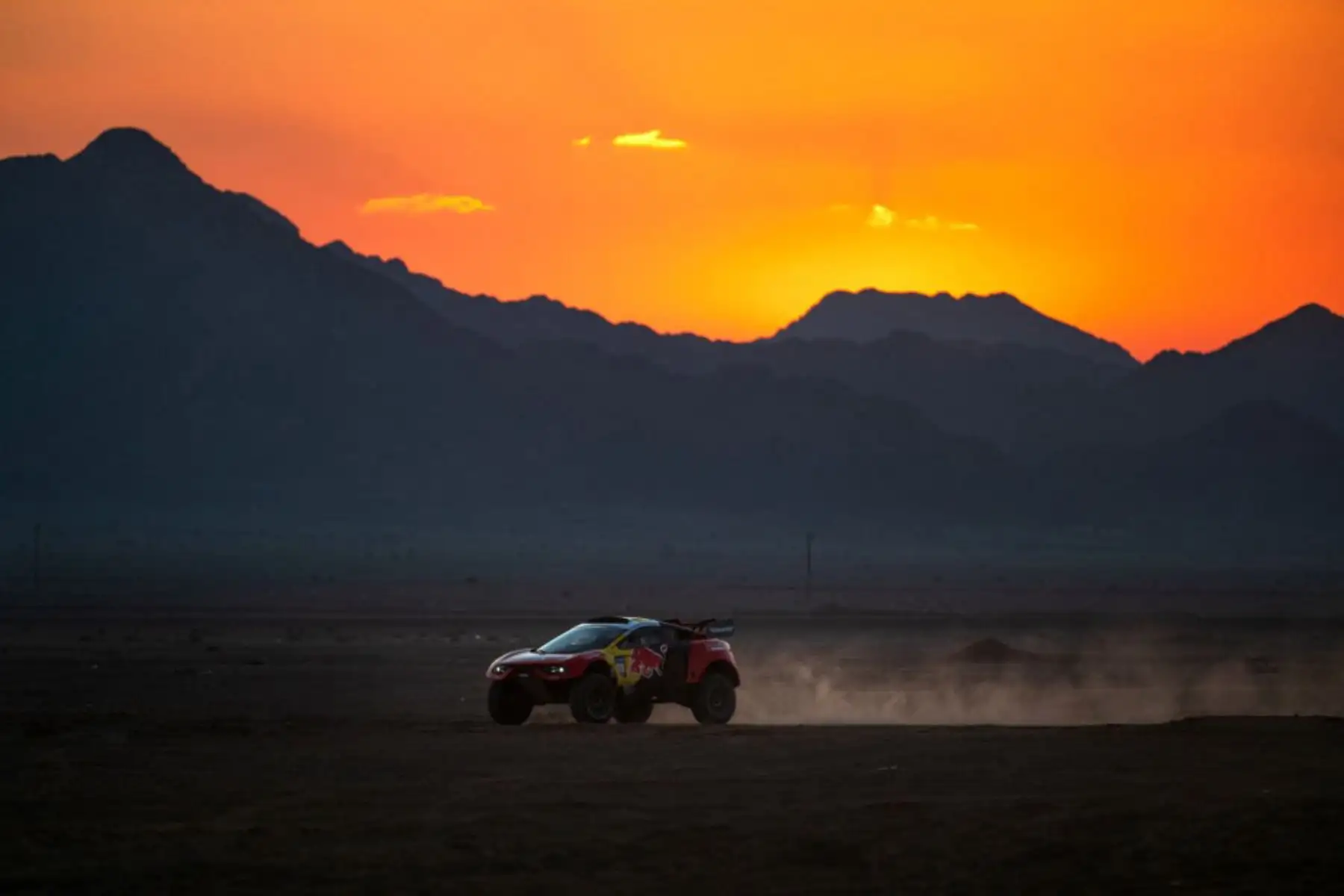El piloto francés de Bahrain Raid Xtreme, Sebastien Loeb, y el copiloto belga, Fabian Lurquin, conducen su coche hasta el campamento en Al-Ula, Arabia Saudita. Foto: AFP