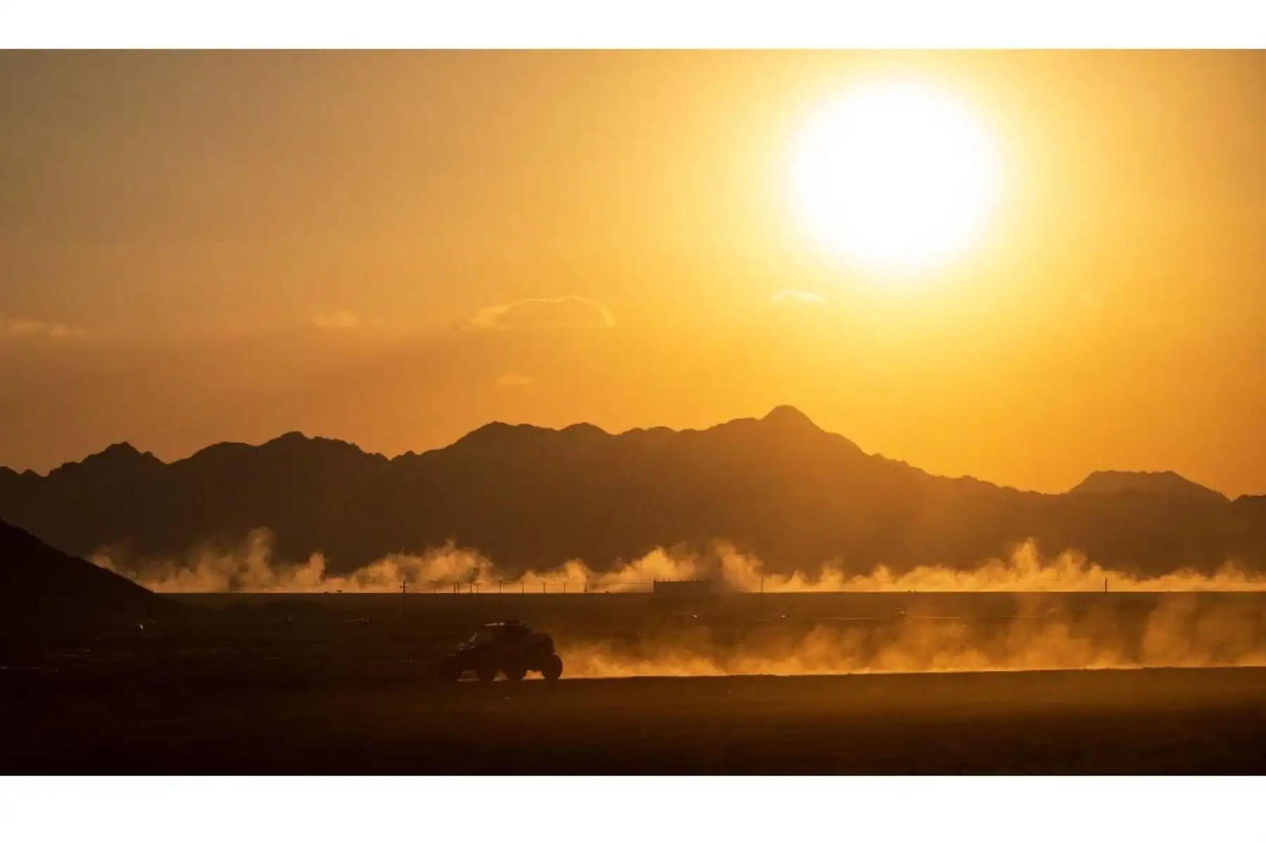 El piloto italiano del equipo TH-Truck, Enrico Gaspari, y el copiloto argentino, Facundo Jaton, conducen su coche hacia el campamento al atardecer en Al-Ula, Arabia Saudita. Foto: AFP