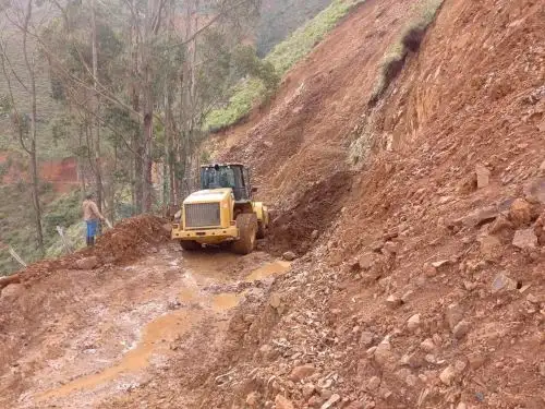 Maquinaria del Ministerio de Vivienda trabaja en la recuperación de vías afectadas por deslizamientos en las provincias de Ayabaca y Huancabamba, región Piura.