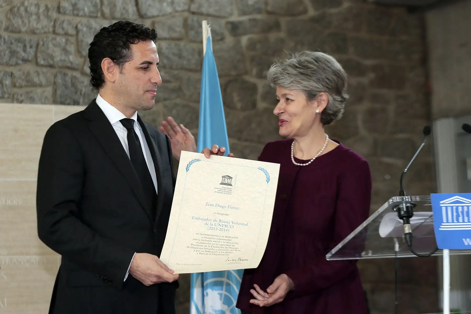 Paris - 16 noviembre 2012 / El tenor peruano Juan Diego Flórez recibe de manos de la directora general  de la Unesco, Irina Bokova, su diploma de embajador de buena voluntad de la organización en la sede de la agencia cultural de las Naciones Unidas en París. Foto: AFP