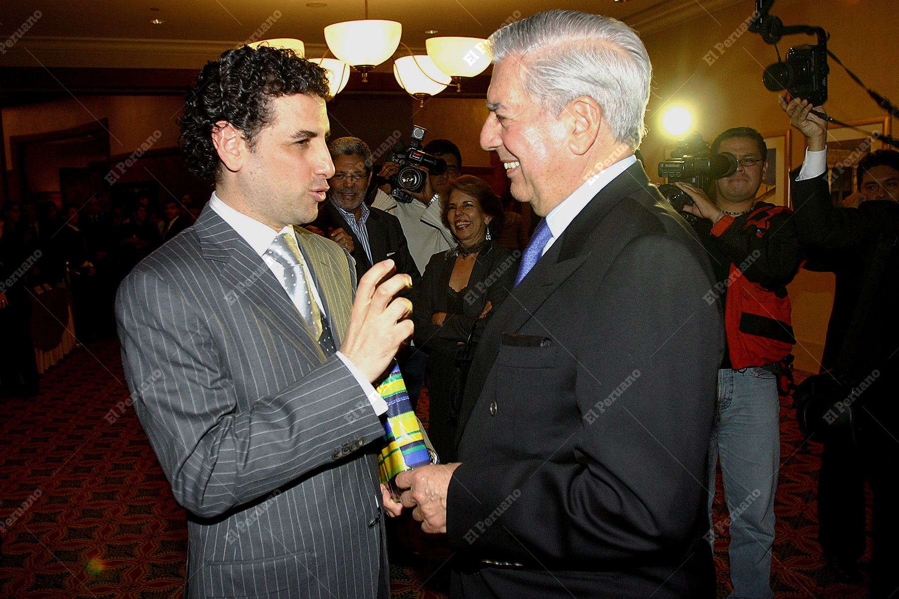 Lima - 30 mayo 2007 / El tenor Juan Diego Flórez y el escritor Mario Vargas Llosa conversan luego de la presentación de un libro sobre la vida del tenor peruano. Foto: Diario Oficial El Peruano / Alberto Orbegoso