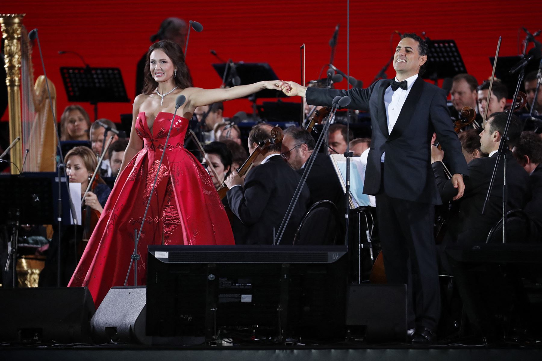 Moscú - 13 junio 2018 / La soprano rusa Aida Garifullina  y el tenor peruano Juan Diego Flórez  en el escenario después de actuar durante un concierto de gala dedicado al torneo de fútbol de la Copa Mundial Rusia 2018 en la Plaza Roja de Moscú. Foto: AFP