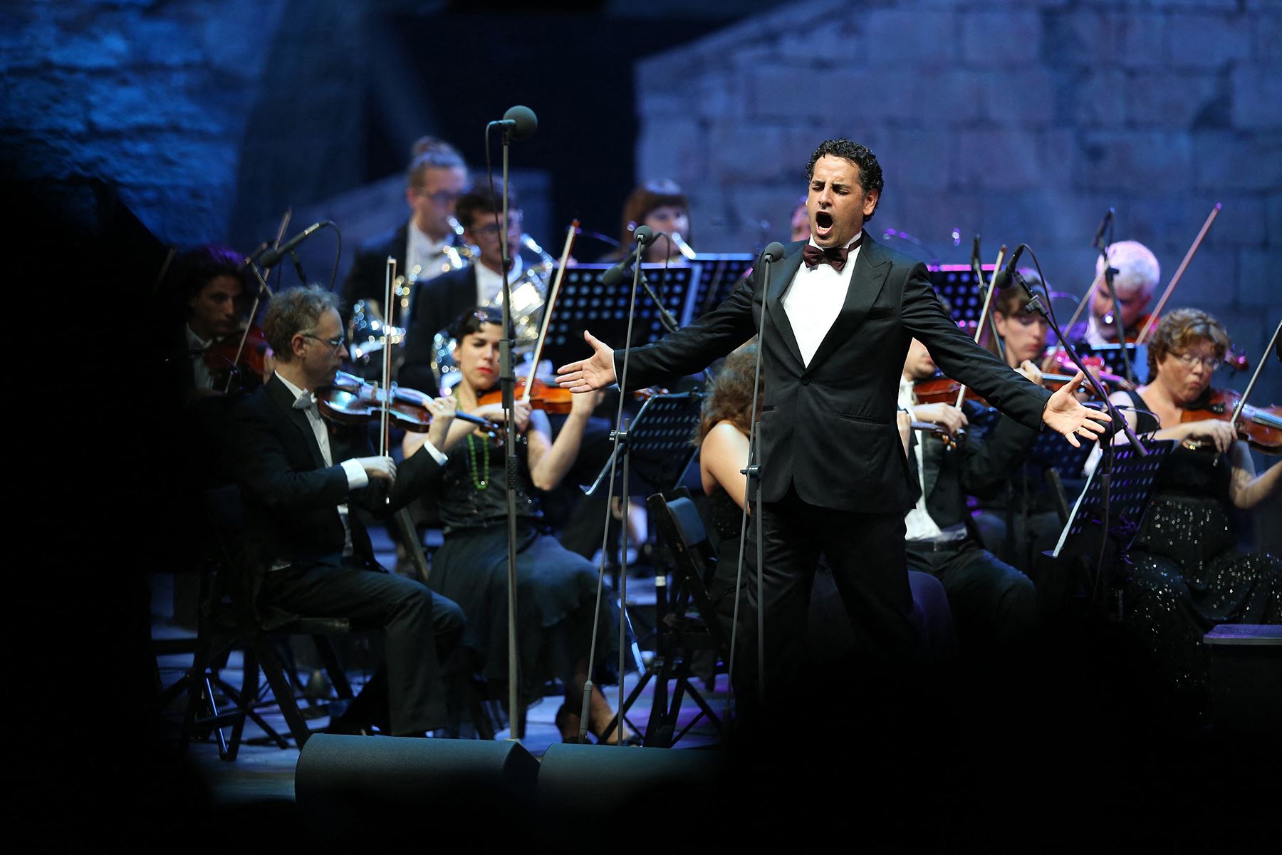 Líbano - 29 de julio de 2015 / El tenor peruano Juan Diego Flórez actúa durante la inauguración del 30º Festival Beiteddine en el Líbano. Foto: AFP