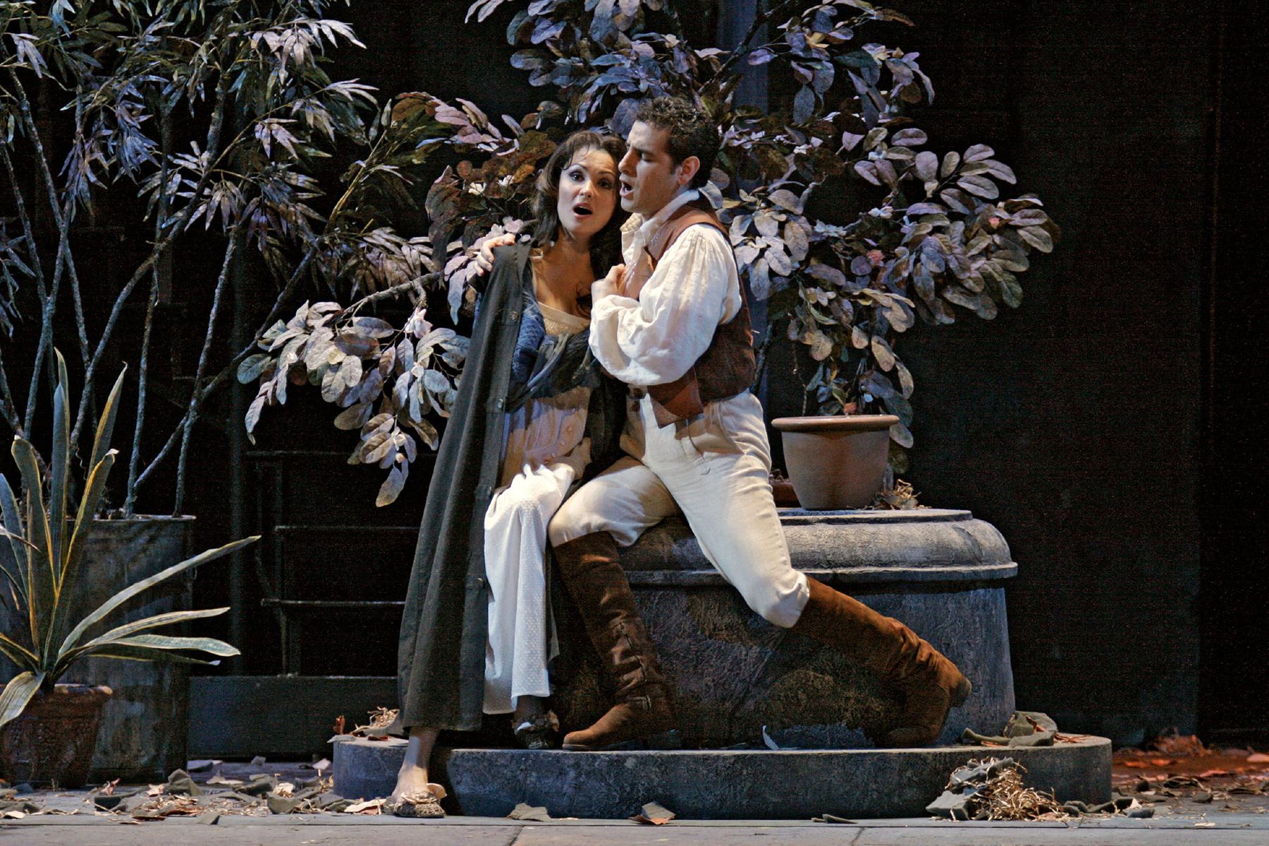 Nueva York - 30 junio 2006 / La cantante Anna Netrebko, en el papel de Norina, actúa junto al tenor Juan Diego Flórez, en el papel de Ernesto, durante una representación de la Opera "Don Pasquale", que se estrena en la Opera Metropolitana de Nueva York (EEUU). Foto: EFE