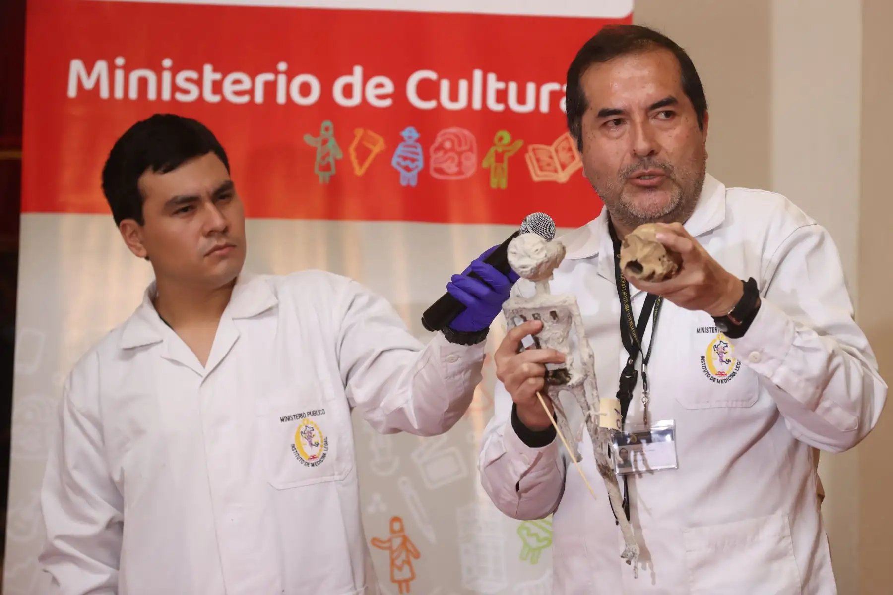 Presentan resultados de análisis de presuntas momias humanoides y mano tridáctila.

Foto: ANDINA/Juan Carlos Guzmán Negrini