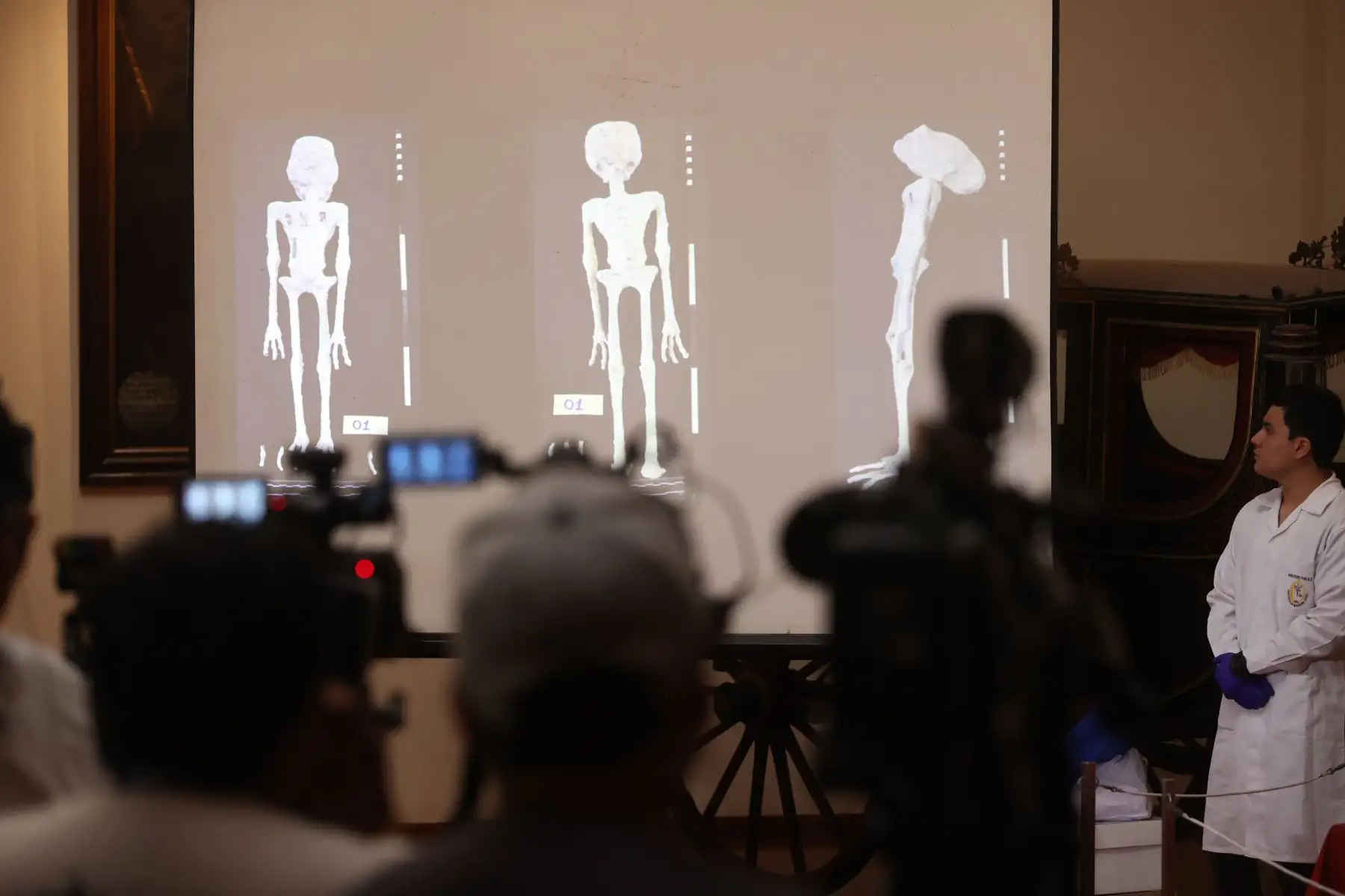 Presentan resultados de análisis de presuntas momias humanoides y mano tridáctila.

Foto: ANDINA/Juan Carlos Guzmán Negrini