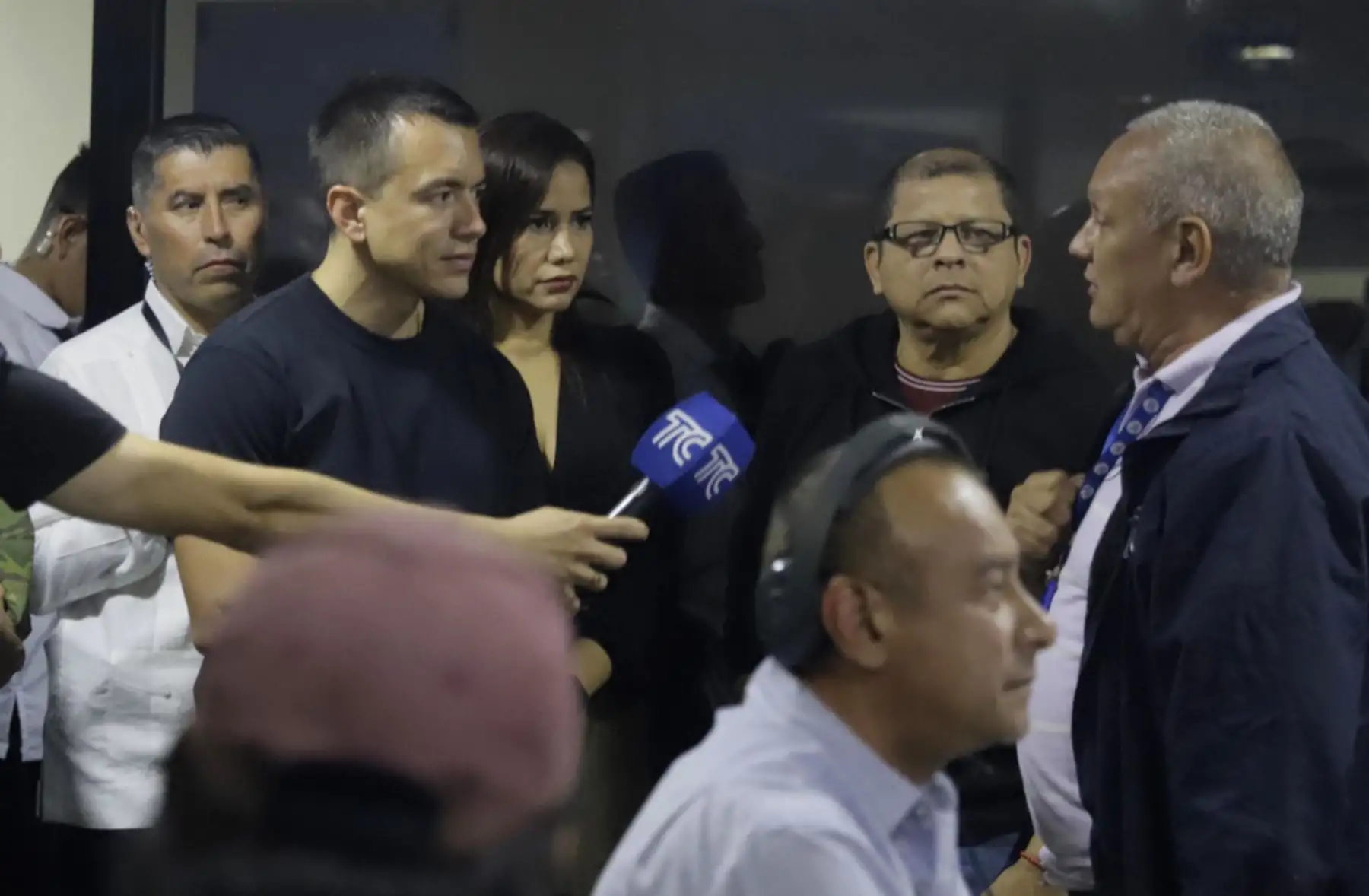 Presidente Noboa visita el canal de televisión de Ecuador que sufrió asalto armado.