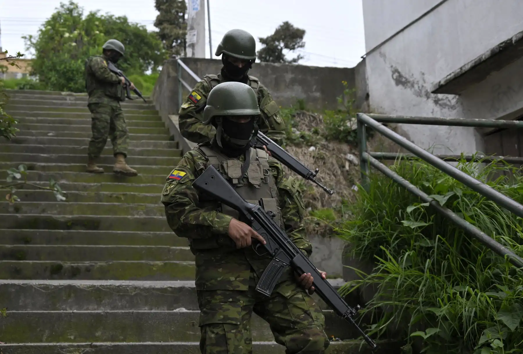 Miembros del Ejército patrullan en el barrio Lucha de los Pobres en el sur de Quito, el 12 de enero de 2024, mientras Ecuador se encuentra en un "estado de emergencia" desde la fuga de prisión de uno de los jefes narco más poderosos del país. Las fuerzas armadas de Ecuador estaban inmersas en un enfrentamiento brutal con el crimen organizado desplegando más de 22.400 soldados para sofocar la campaña de terror emprendida por las pandillas y que ya se ha cobrado 16 vidas. Los cárteles de la droga han estado l