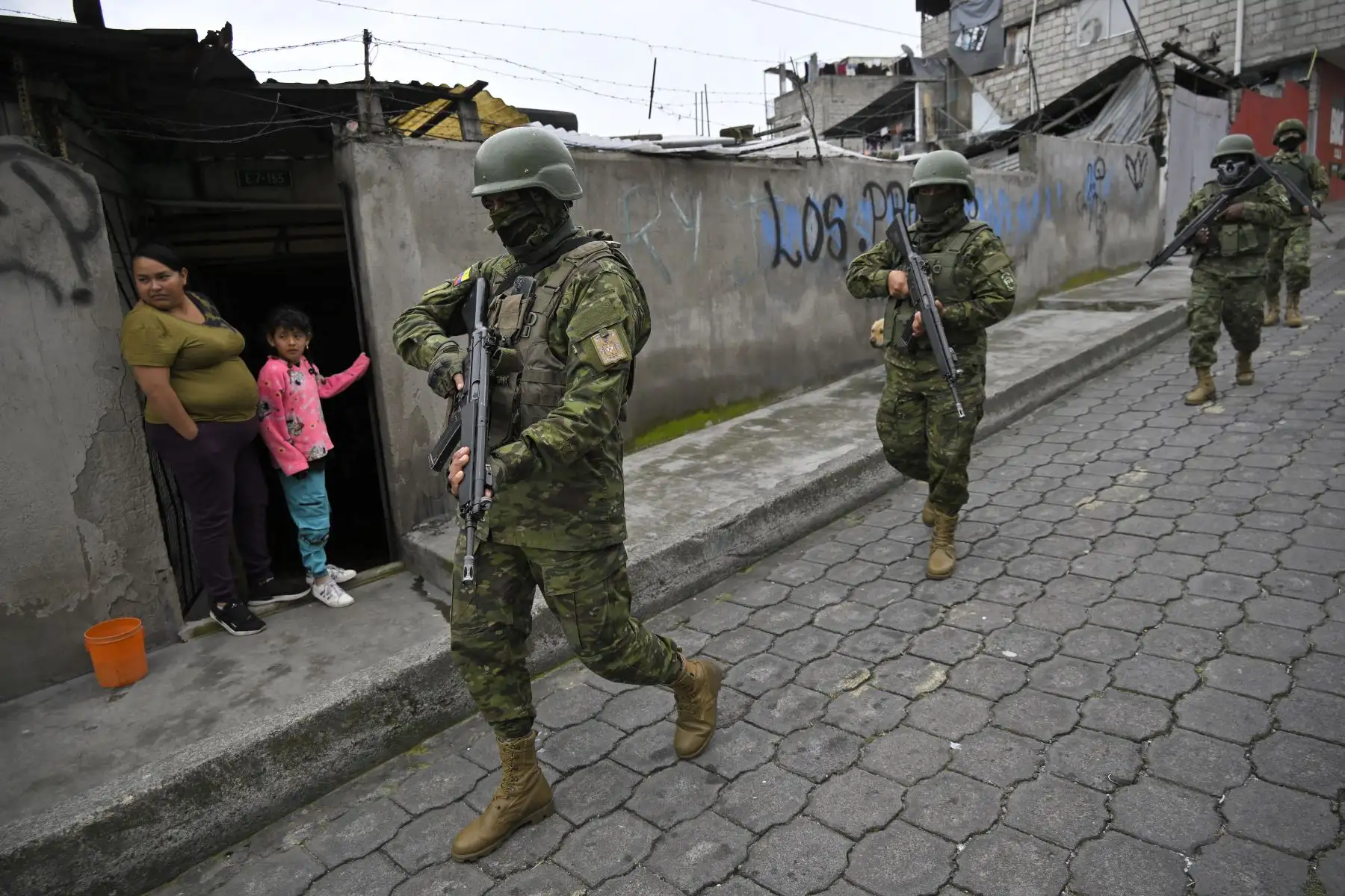 Miembros del ejército patrullan en el barrio Lucha de los Pobres en el sur de Quito, el 12 de enero de 2024, mientras Ecuador se encuentra en un "estado de emergencia" desde la fuga de prisión de uno de los jefes narco más poderosos del país. Las fuerzas armadas de Ecuador estaban inmersas en un enfrentamiento brutal con el crimen organizado desplegando más de 22.400 soldados para sofocar la campaña de terror emprendida por las pandillas y que ya se ha cobrado 16 vidas. Los cárteles de la droga han estado Los cárteles de la droga han estado librando una sangrienta campaña de secuestros y ataques en respuesta a la ofensiva gubernamental contra el crimen organizado, lo que llevó al presidente Daniel Noboa a declarar al país en "estado de guerra".
Foto: AFP