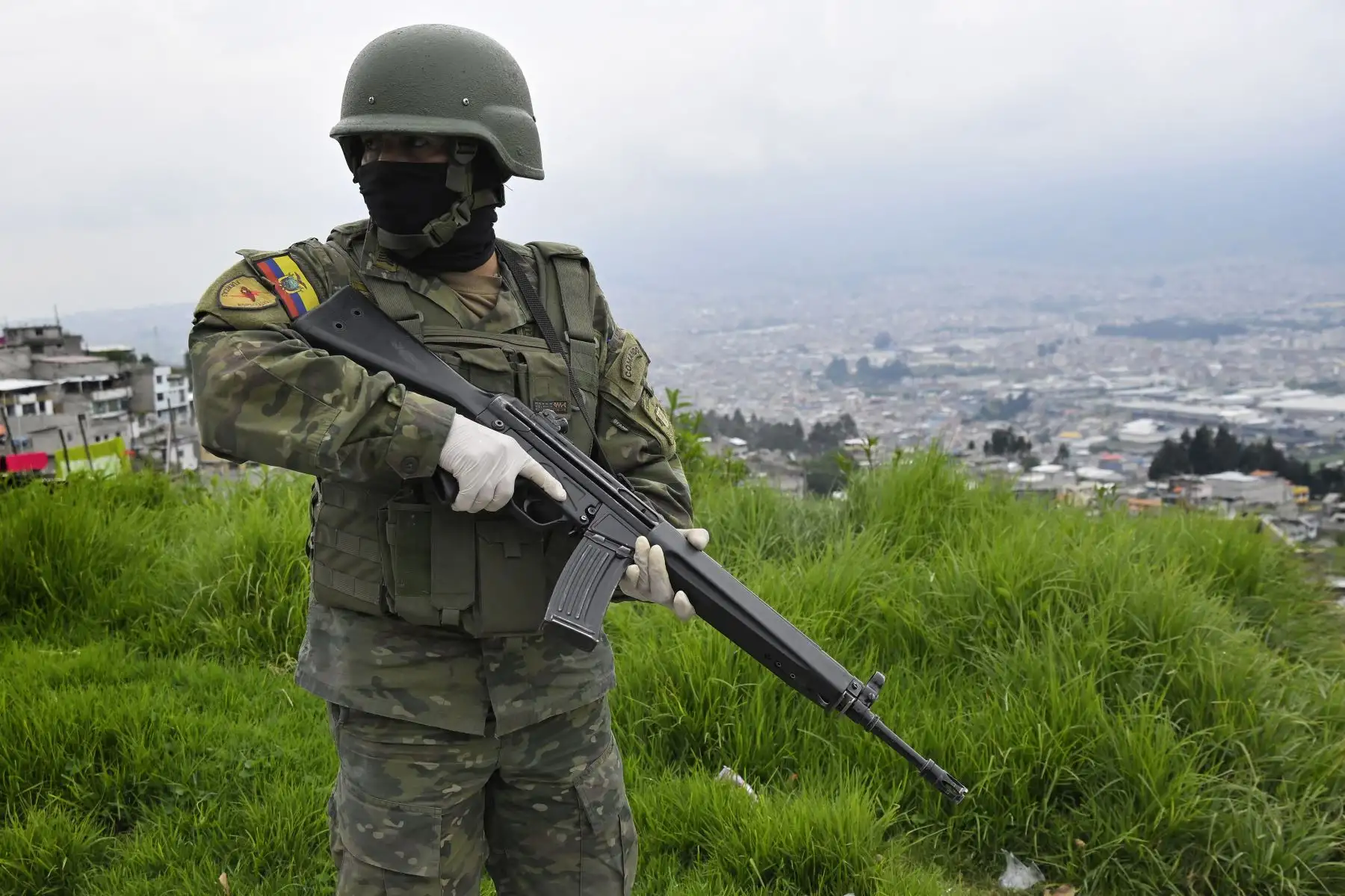 Un miembro del ejército hace guardia en el barrio Lucha de los Pobres en el sur de Quito, el 12 de enero de 2024, mientras Ecuador se encuentra en un "estado de emergencia" desde la fuga de prisión de uno de los jefes narco más poderosos del país. Las fuerzas armadas de Ecuador estaban inmersas en un enfrentamiento brutal con el crimen organizado desplegando más de 22.400 soldados para sofocar la campaña de terror emprendida por las pandillas y que ya se ha cobrado 16 vidas. Los cárteles de la droga han estado librando una sangrienta campaña de secuestros y ataques en respuesta a la ofensiva gubernamental contra el crimen organizado, lo que llevó al presidente Daniel Noboa a declarar al país en "estado de guerra".
Foto: AFP