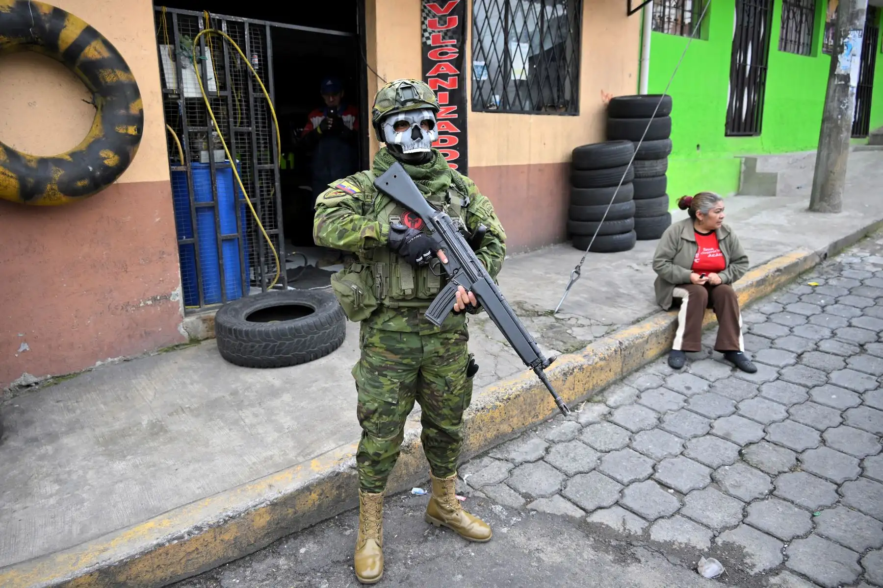 Un miembro del ejército hace guardia en el barrio Lucha de los Pobres en el sur de Quito, el 12 de enero de 2024, mientras Ecuador se encuentra en un "estado de emergencia" desde la fuga de prisión de uno de los jefes narco más poderosos del país. Las fuerzas armadas de Ecuador estaban inmersas en un enfrentamiento brutal con el crimen organizado desplegando más de 22.400 soldados para sofocar la campaña de terror emprendida por las pandillas y que ya se ha cobrado 16 vidas. Los cárteles de la droga han estado librando una sangrienta campaña de secuestros y ataques en respuesta a la ofensiva gubernamental contra el crimen organizado, lo que llevó al presidente Daniel Noboa a declarar al país en "estado de guerra".
Foto: AFP