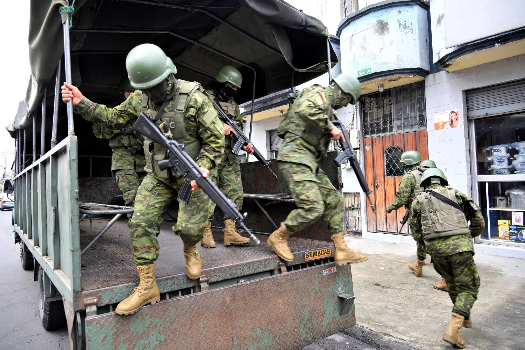 Miembros del ejército se bajan de un camión durante una patrulla en el barrio Lucha de los Pobres en el sur de Quito, el 12 de enero de 2024, mientras Ecuador se encuentra en un "estado de emergencia" desde la fuga de prisión de uno de los jefes narco más poderosos del país. Las fuerzas armadas de Ecuador estaban inmersas en un enfrentamiento brutal con el crimen organizado desplegando más de 22.400 soldados para sofocar la campaña de terror emprendida por las pandillas y que ya se ha cobrado 16 vidas. Los cárteles de la droga han estado librando una sangrienta campaña de secuestros y ataques en respuesta a la ofensiva gubernamental contra el crimen organizado, lo que llevó al presidente Daniel Noboa a declarar al país en "estado de guerra".
Foto: AFP