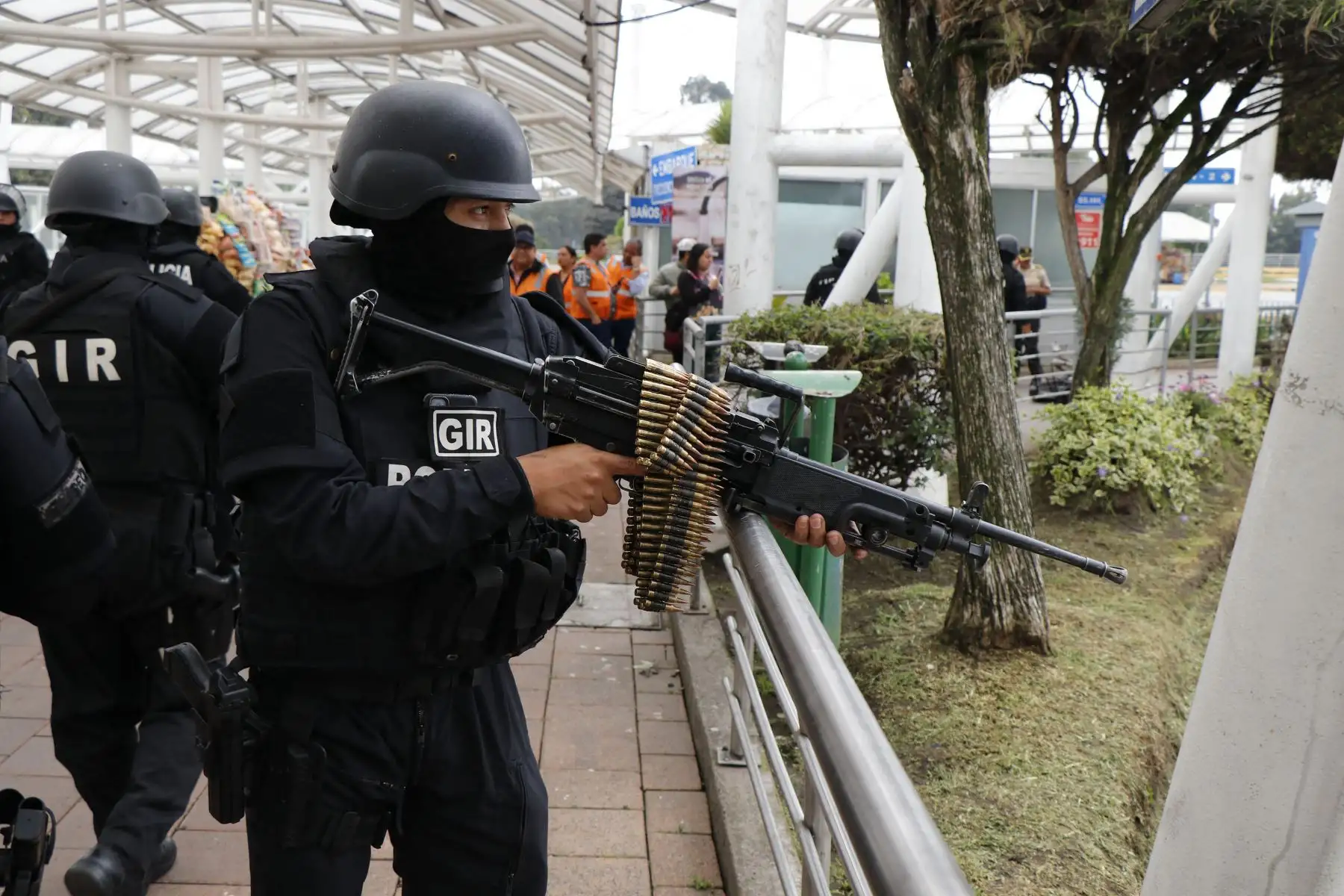 Miembros del Grupo de Intervención y Rescate de la Policía Nacional realizan un operativo luego de que se registrara una posible amenaza de bomba en la terminal de autobuses de Quitumbe en Quito, Ecuador, el 12 de enero de 2024, ya que Ecuador se encuentra en un "estado de emergencia" desde la fuga de prisión de uno de los jefes narco más poderosos del país. Las fuerzas armadas de Ecuador estaban inmersas en un enfrentamiento brutal con el crimen organizado desplegando más de 22.400 soldados para sofocar lacampaña de terror emprendida por las pandillas y que ya se ha cobrado 16 vidas. Los cárteles de la droga han estado librando una sangrienta campaña de secuestros y ataques en respuesta a la ofensiva gubernamental contra el crimen organizado, lo que llevó al presidente Daniel Noboa a declarar al país en "estado de guerra".
Foto: AFP