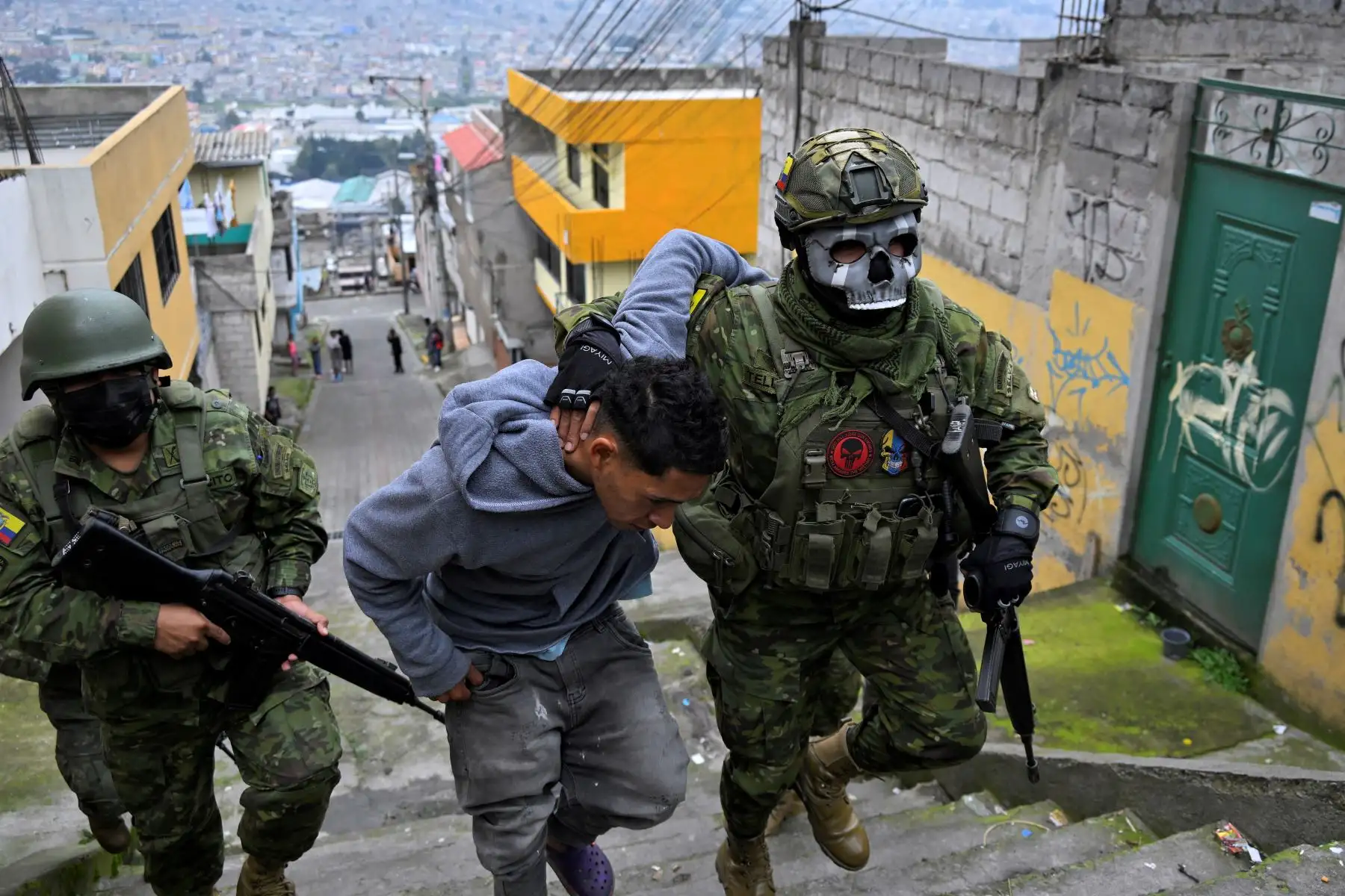 Miembros del Ejército detienen a un hombre durante una patrulla en el barrio Lucha de los Pobres en el sur de Quito, el 12 de enero de 2024, mientras Ecuador se encuentra en un "estado de emergencia" desde la fuga de prisión de uno de los jefes narco más poderosos del país. . Las fuerzas armadas de Ecuador estaban inmersas en un enfrentamiento brutal con el crimen organizado desplegando más de 22.400 soldados para sofocar la campaña de terror emprendida por las pandillas y que ya se ha cobrado 16 vidas. Los cárteles de la droga han estado librando una sangrienta campaña de secuestros y ataques en respuesta a la ofensiva gubernamental contra el crimen organizado, lo que llevó al presidente Daniel Noboa a declarar al país en "estado de guerra".
Foto: AFP