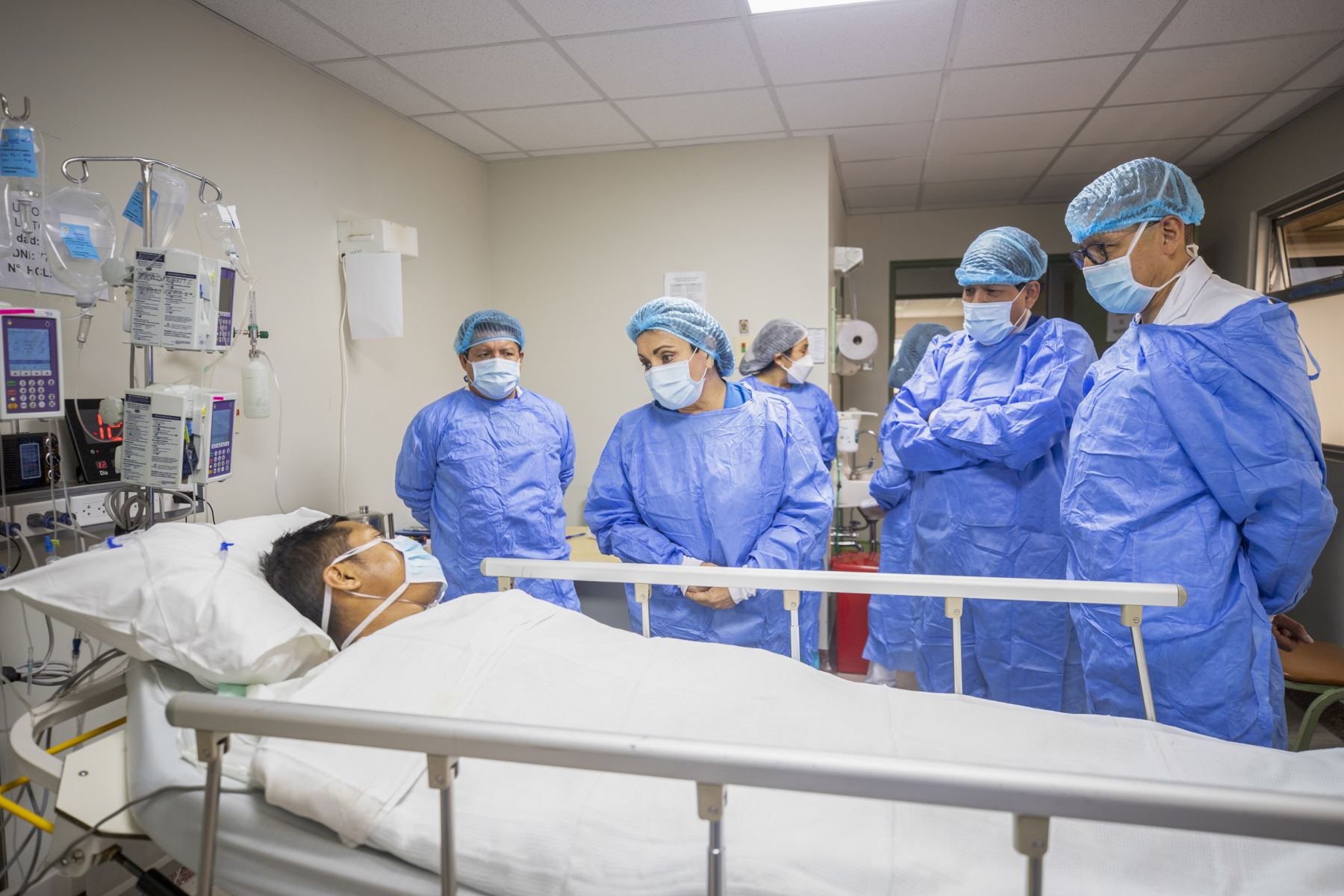 La presidenta ejecutiva de EsSalud, María Elena Aguilar, pudo monitorear hoy el estado del trasplantado y del donante en hospital de Huancayo. Foto: ANDINA/EsSalud