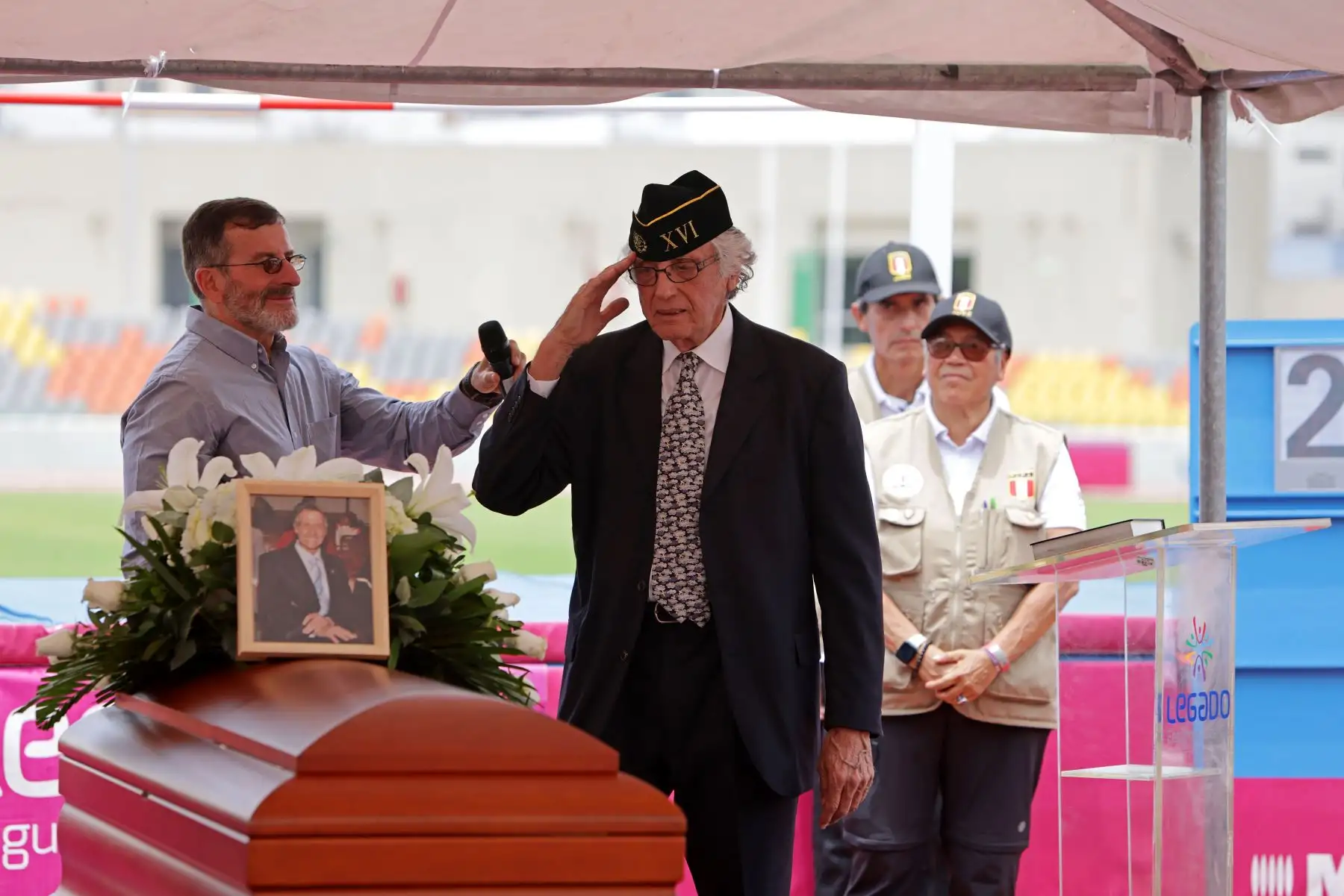 Roberto Abugattás es sinónimo de historia. Sus logros contribuyeron al crecimiento del atletismo peruano en América y sus habilidades ayudaron a que el mundo visibilice la destreza nacional en los Juegos Olímpicos. Por ese motivo, el Proyecto Especial Legado rindió un homenaje póstumo al ‘Canguro’, desde el Estadio Atlético de la Villa Deportiva Nacional (VIDENA). 
Foto: ANDINA/Legado