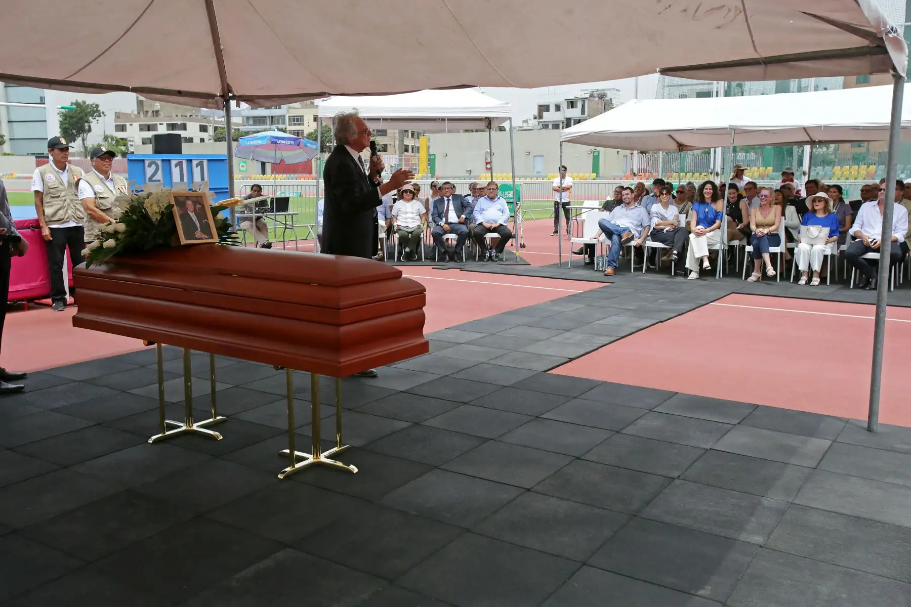 Familiares, amigos y personalidades del deporte participaron del último adiós a Roberto Abugattás, realizada en el único Estadio Atlético del país, el cual fue construido para los Juegos Panamericanos y Parapanamericanos Lima 2019. 
Foto: ANDINA/Legado