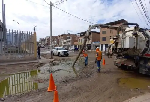 Con camiones hidrojets y como una medida inmediata se inició la intervención de la red de alcantarillado y buzones colapsados al exterior del nosocomio.